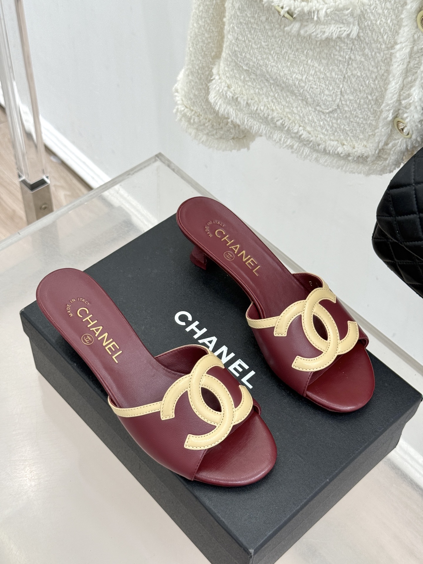 CHANE* ｜小香26S大双C镂空珍珠跟拖鞋以极简轮廓重启法式优雅。标志性大双C镂空设计 利落通透光影