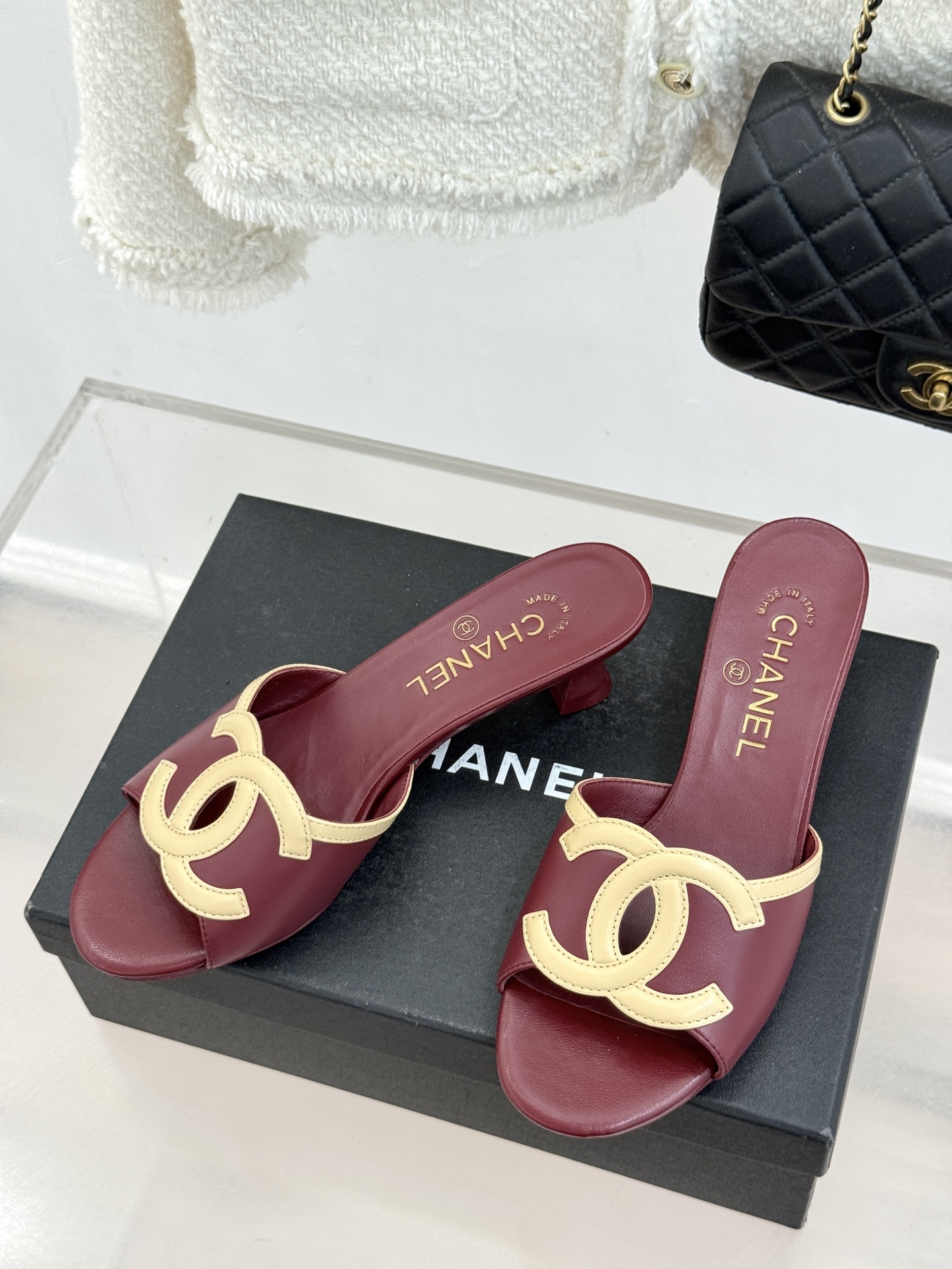 CHANE* ｜小香26S大双C镂空珍珠跟拖鞋以极简轮廓重启法式优雅。标志性大双C镂空设计 利落通透光影