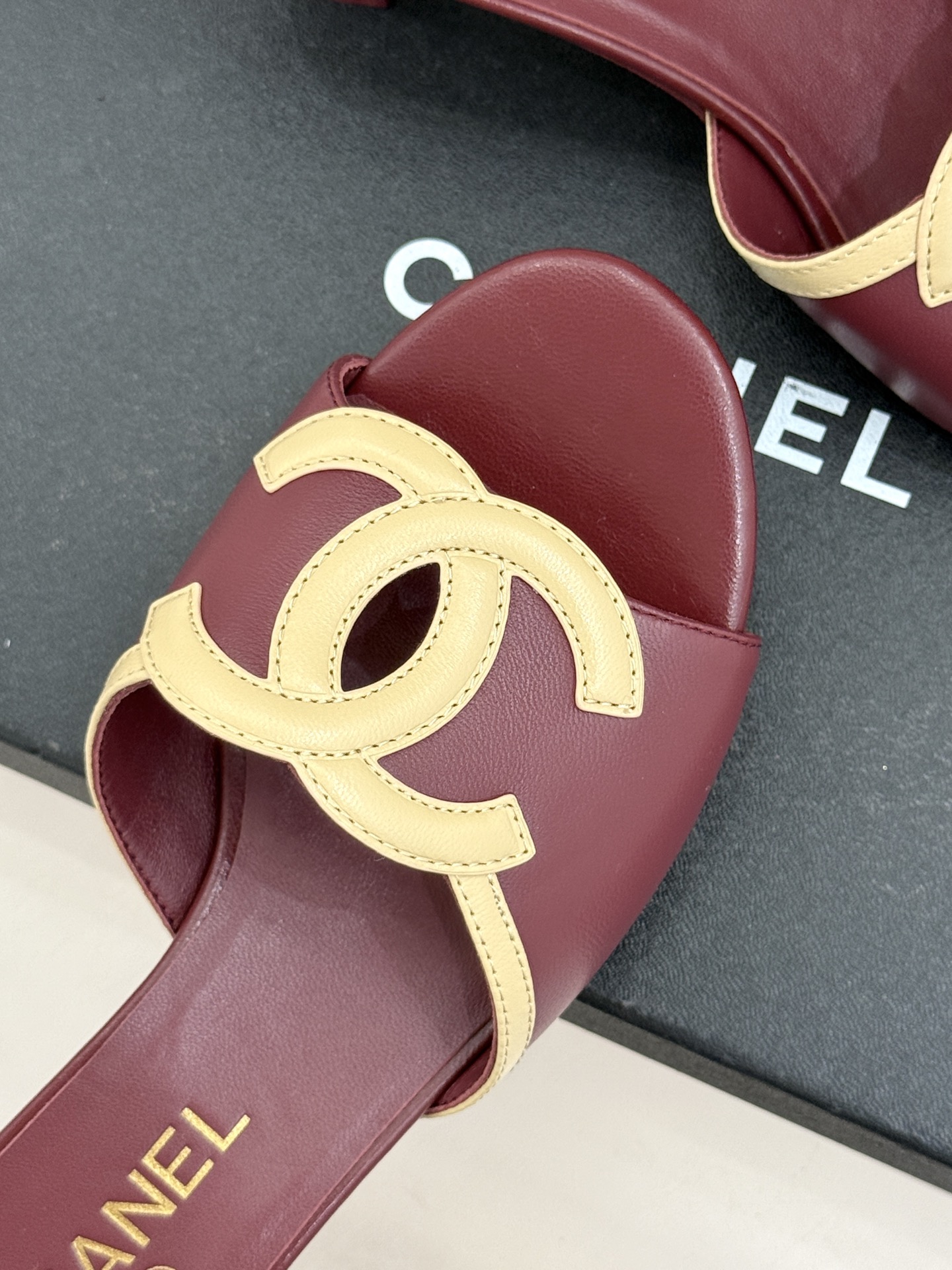 CHANE* ｜小香26S大双C镂空珍珠跟拖鞋以极简轮廓重启法式优雅。标志性大双C镂空设计 利落通透光影