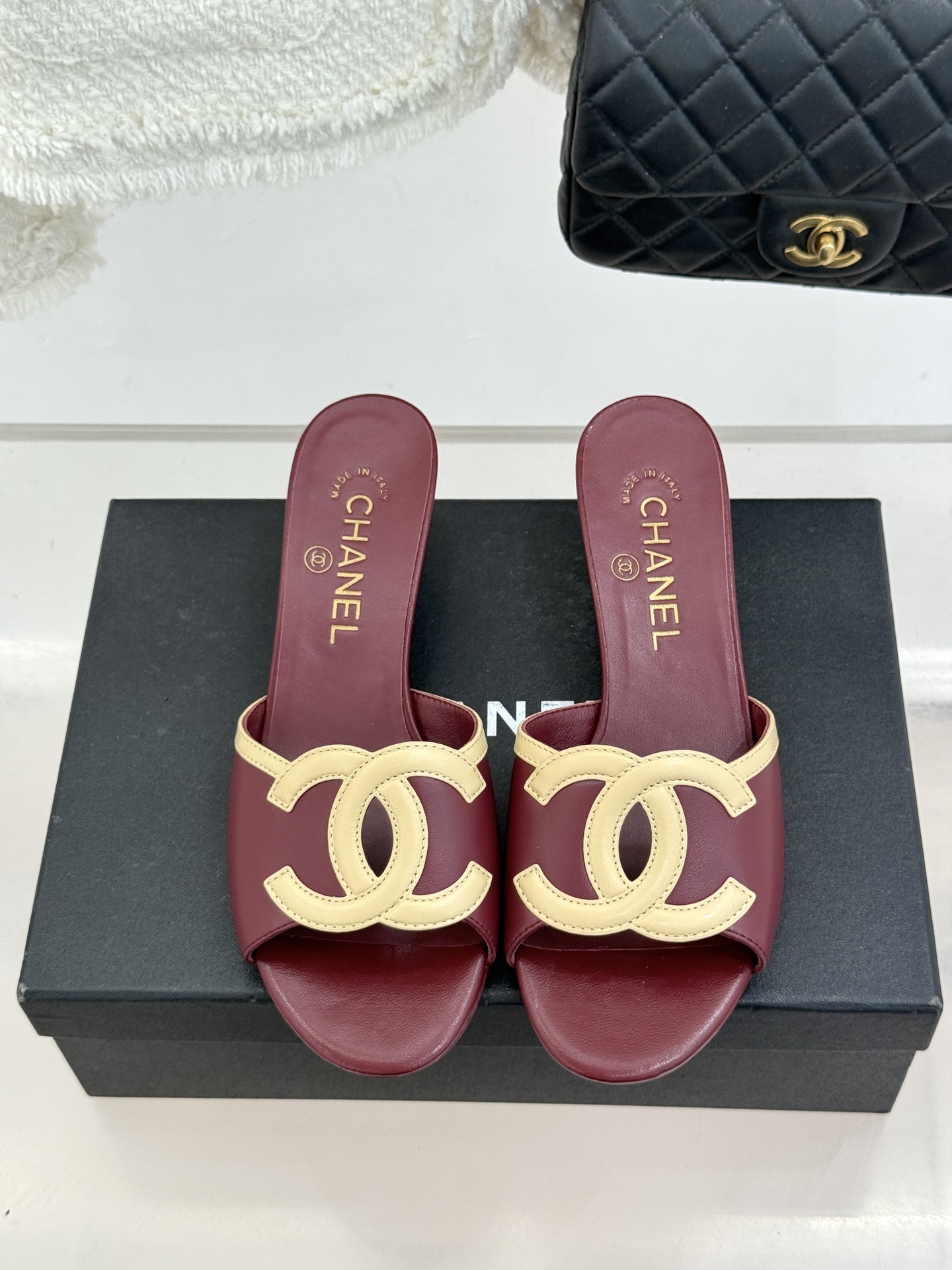 CHANE* ｜小香26S大双C镂空珍珠跟拖鞋以极简轮廓重启法式优雅。标志性大双C镂空设计 利落通透光影