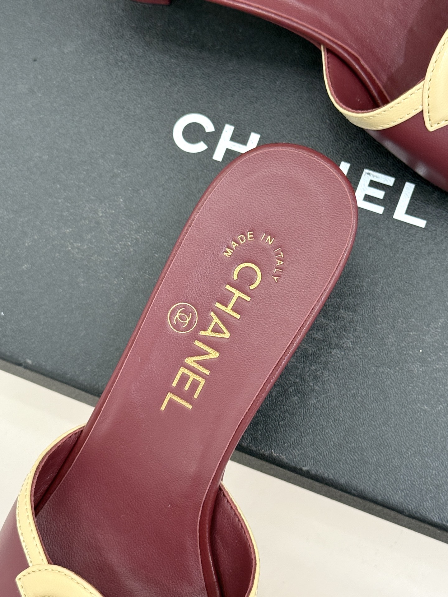 CHANE* ｜小香26S大双C镂空珍珠跟拖鞋以极简轮廓重启法式优雅。标志性大双C镂空设计 利落通透光影