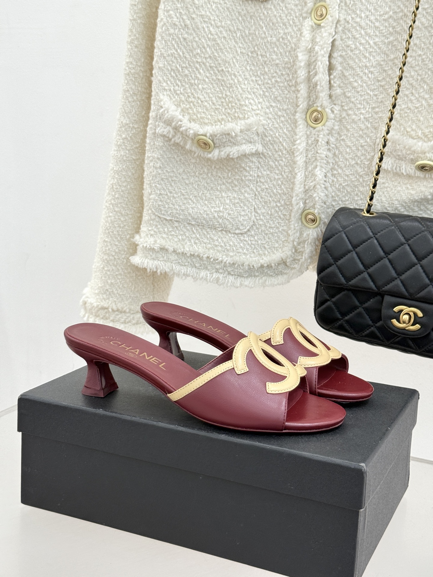 CHANE* ｜小香26S大双C镂空珍珠跟拖鞋以极简轮廓重启法式优雅。标志性大双C镂空设计 利落通透光影