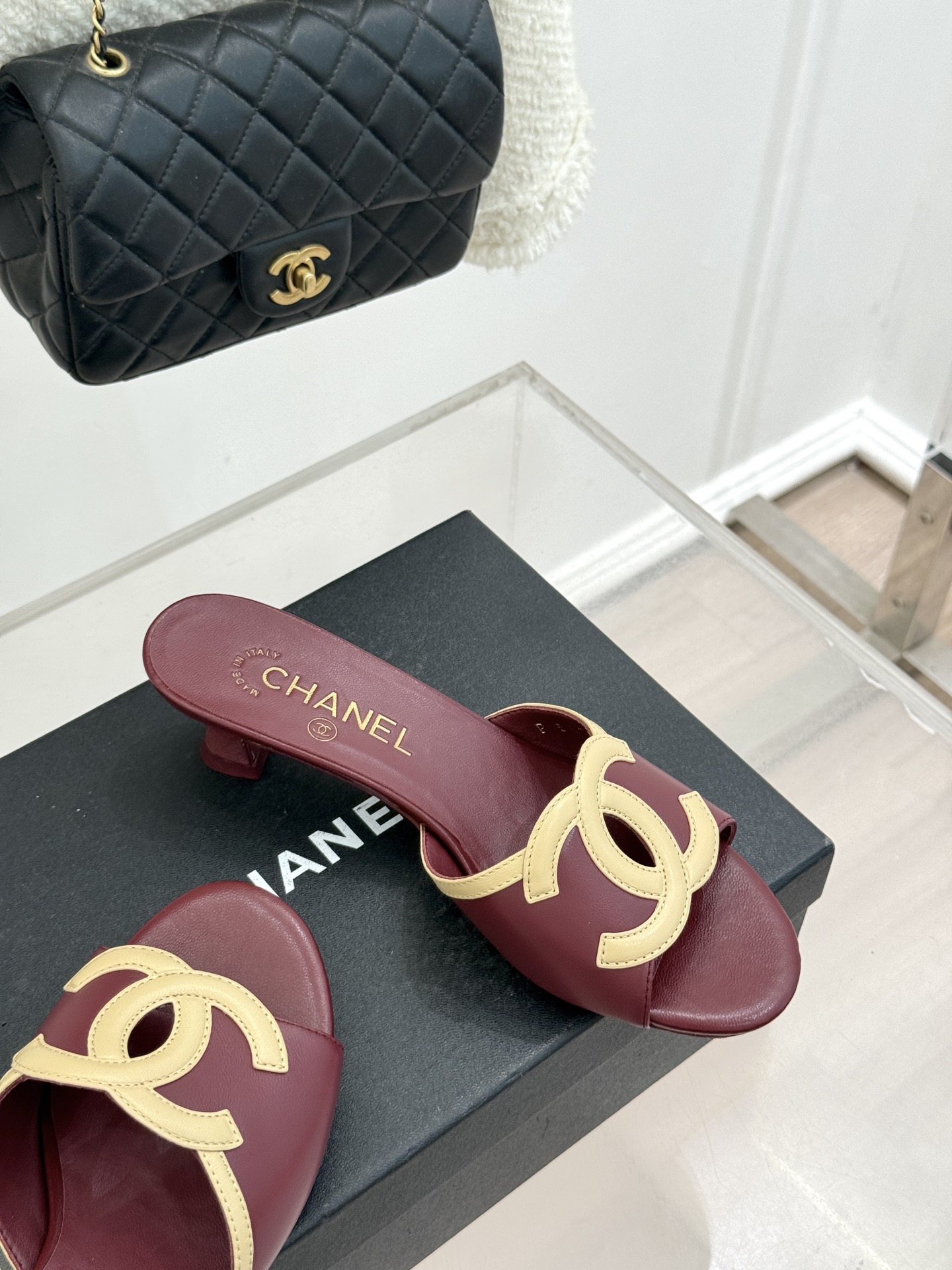 CHANE* ｜小香26S大双C镂空珍珠跟拖鞋以极简轮廓重启法式优雅。标志性大双C镂空设计 利落通透光影