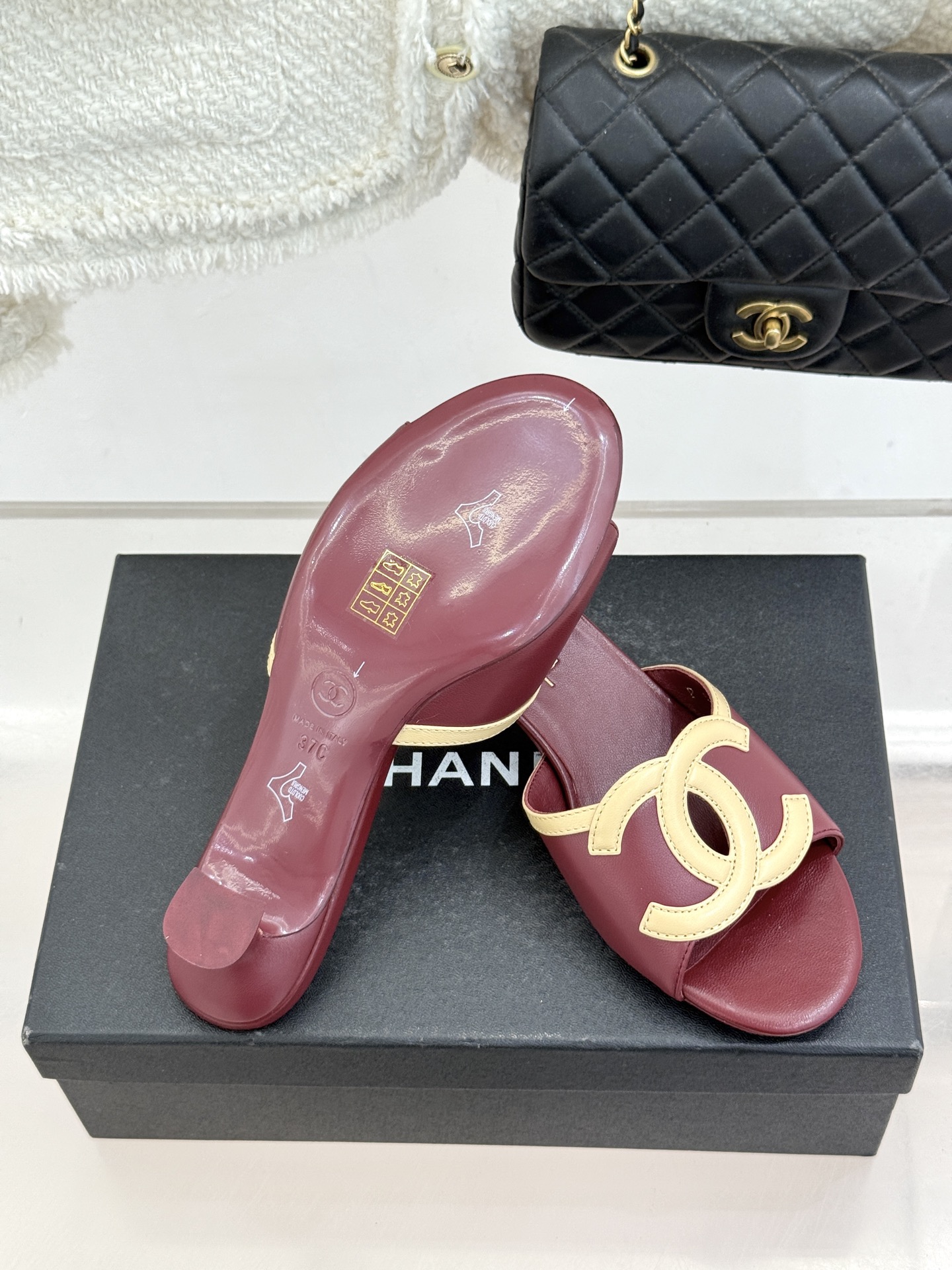 CHANE* ｜小香26S大双C镂空珍珠跟拖鞋以极简轮廓重启法式优雅。标志性大双C镂空设计 利落通透光影