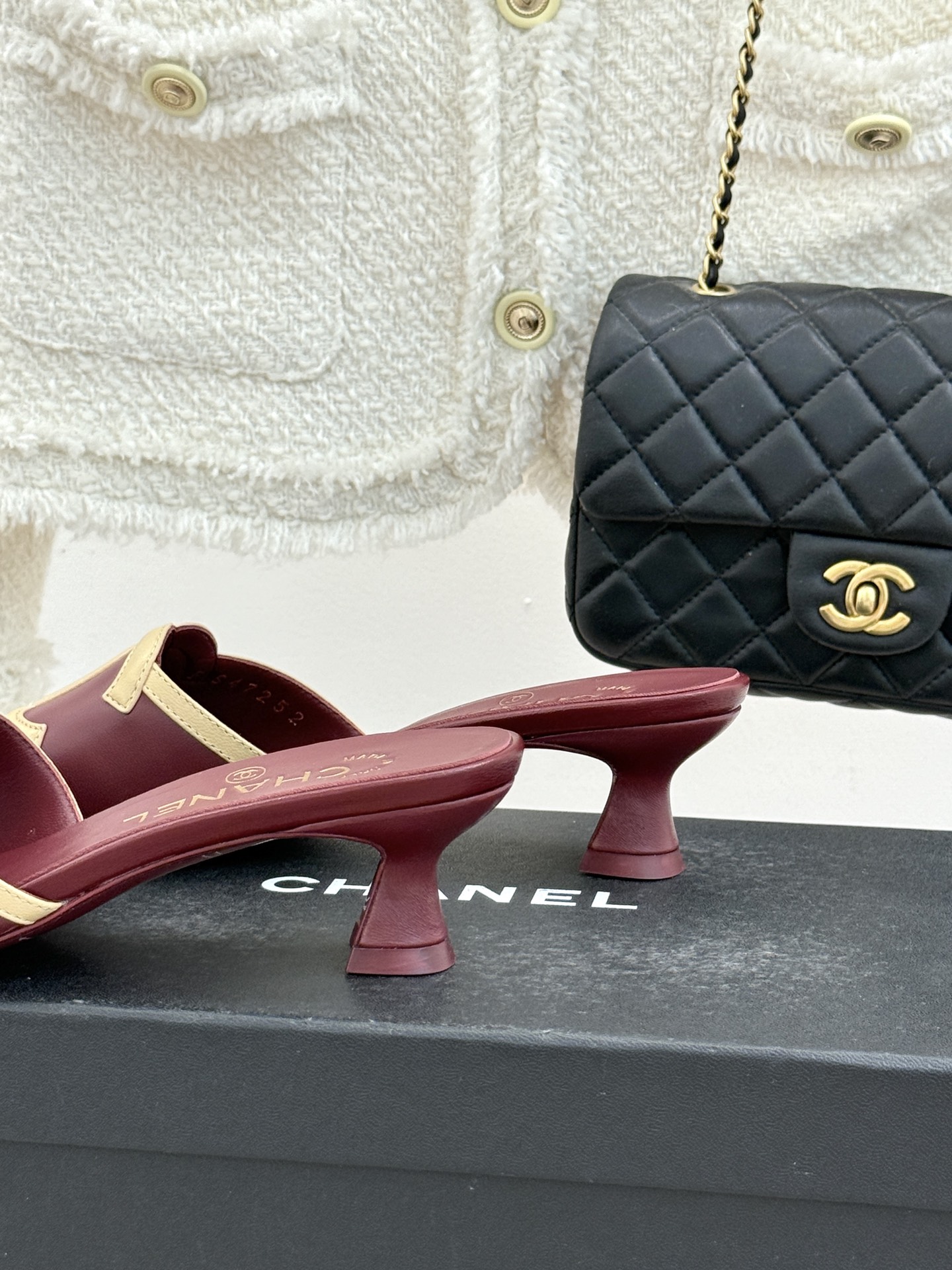 CHANE* ｜小香26S大双C镂空珍珠跟拖鞋以极简轮廓重启法式优雅。标志性大双C镂空设计 利落通透光影