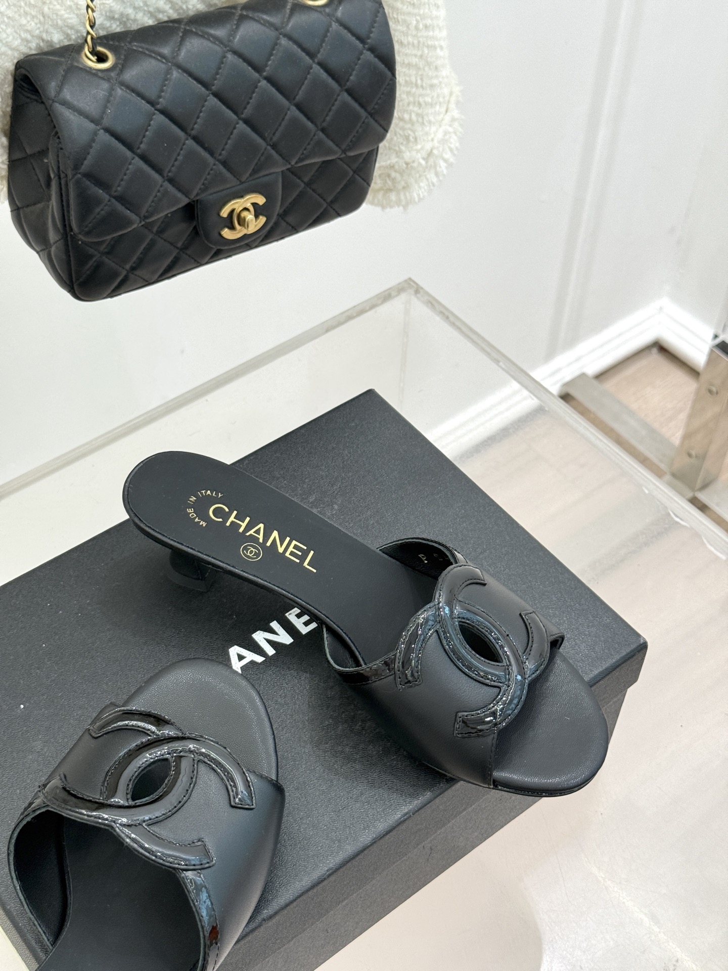 CHANE* ｜小香26S大双C镂空珍珠跟拖鞋以极简轮廓重启法式优雅。标志性大双C镂空设计 利落通透光影