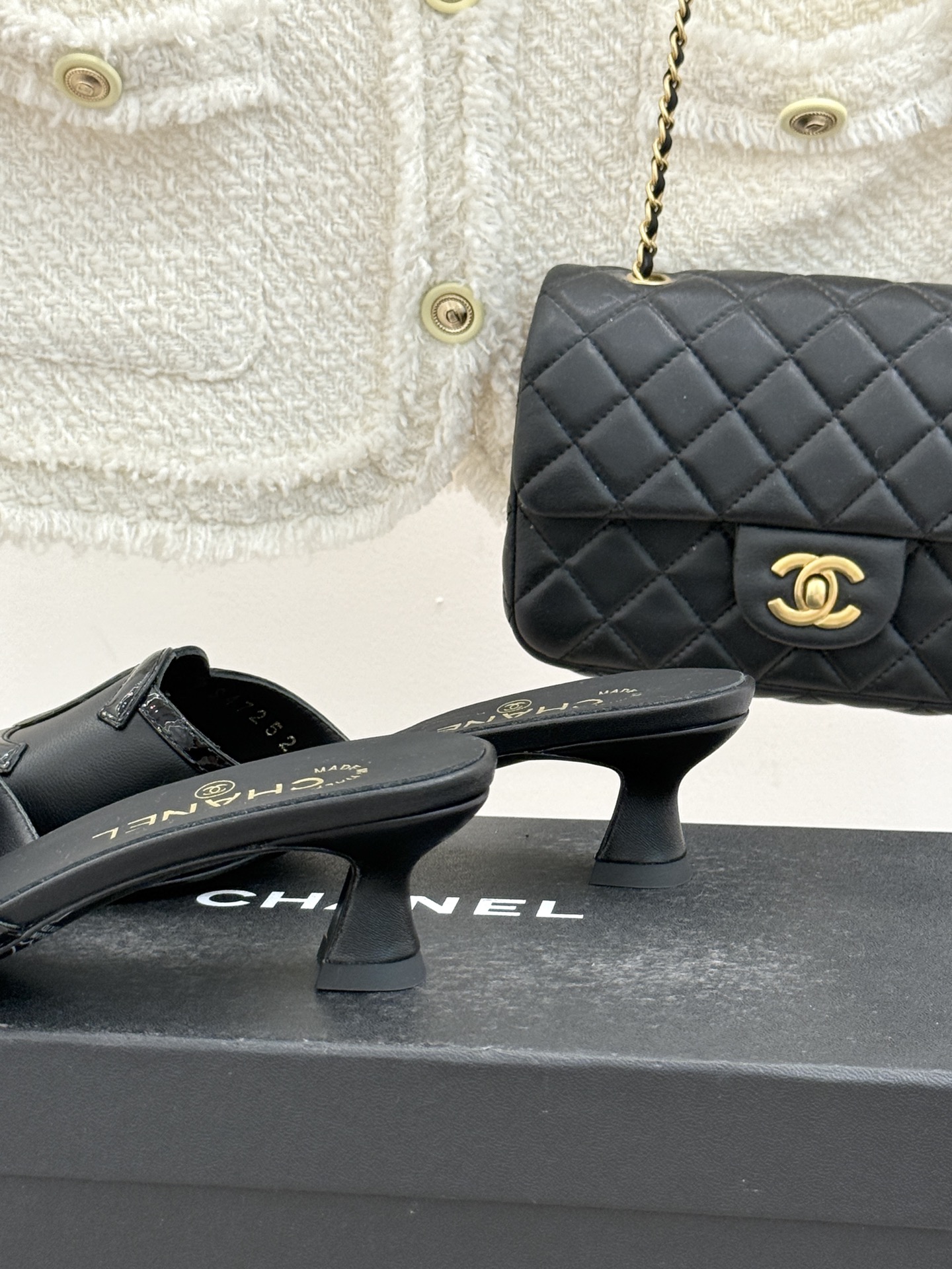 CHANE* ｜小香26S大双C镂空珍珠跟拖鞋以极简轮廓重启法式优雅。标志性大双C镂空设计 利落通透光影