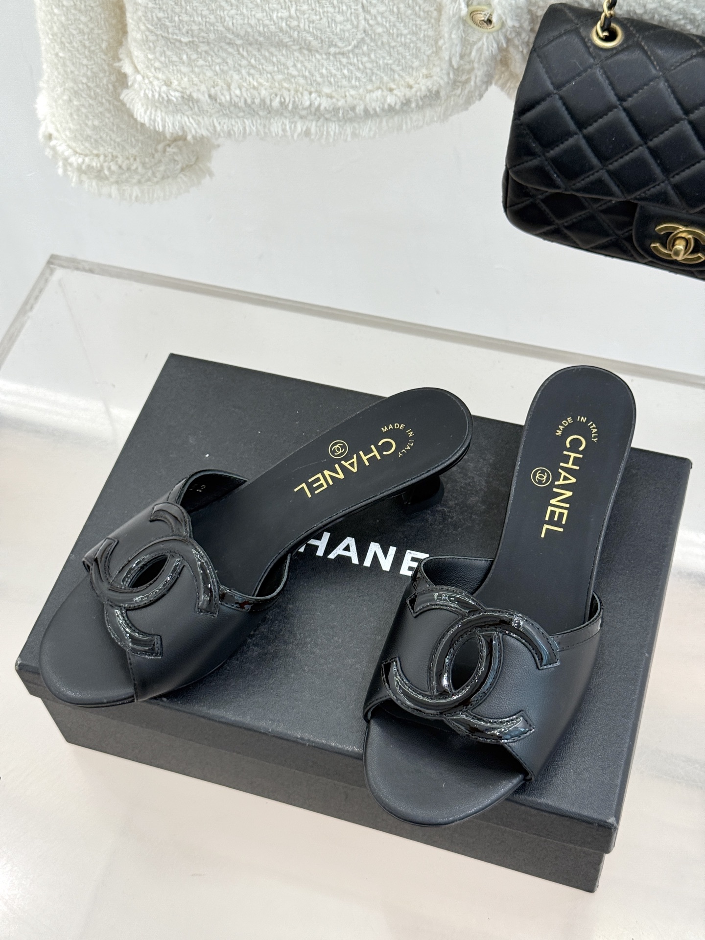 CHANE* ｜小香26S大双C镂空珍珠跟拖鞋以极简轮廓重启法式优雅。标志性大双C镂空设计 利落通透光影