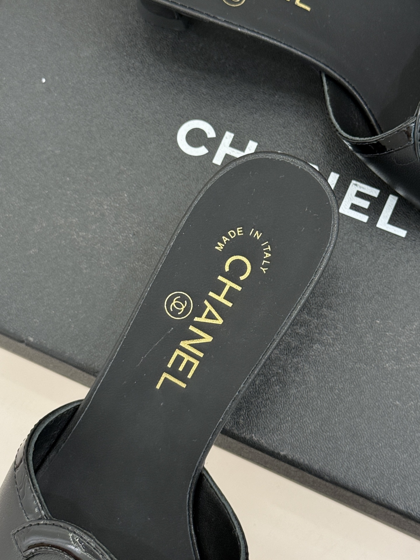 CHANE* ｜小香26S大双C镂空珍珠跟拖鞋以极简轮廓重启法式优雅。标志性大双C镂空设计 利落通透光影