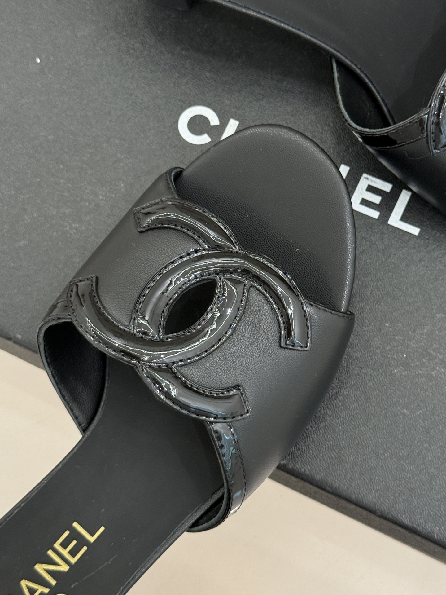 CHANE* ｜小香26S大双C镂空珍珠跟拖鞋以极简轮廓重启法式优雅。标志性大双C镂空设计 利落通透光影