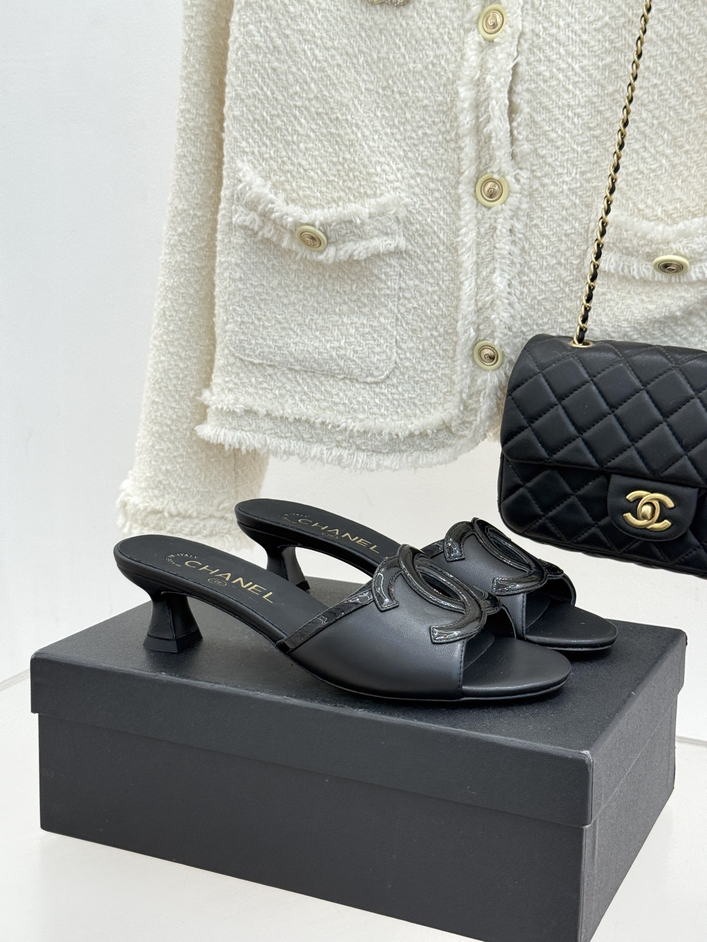 CHANE* ｜小香26S大双C镂空珍珠跟拖鞋以极简轮廓重启法式优雅。标志性大双C镂空设计 利落通透光影