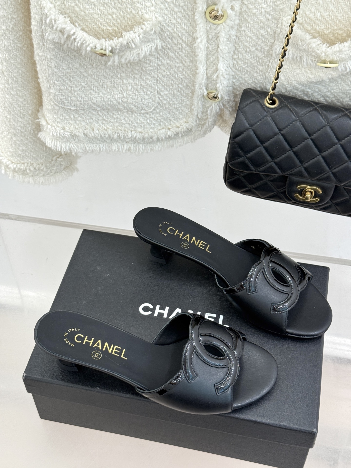 CHANE* ｜小香26S大双C镂空珍珠跟拖鞋以极简轮廓重启法式优雅。标志性大双C镂空设计 利落通透光影