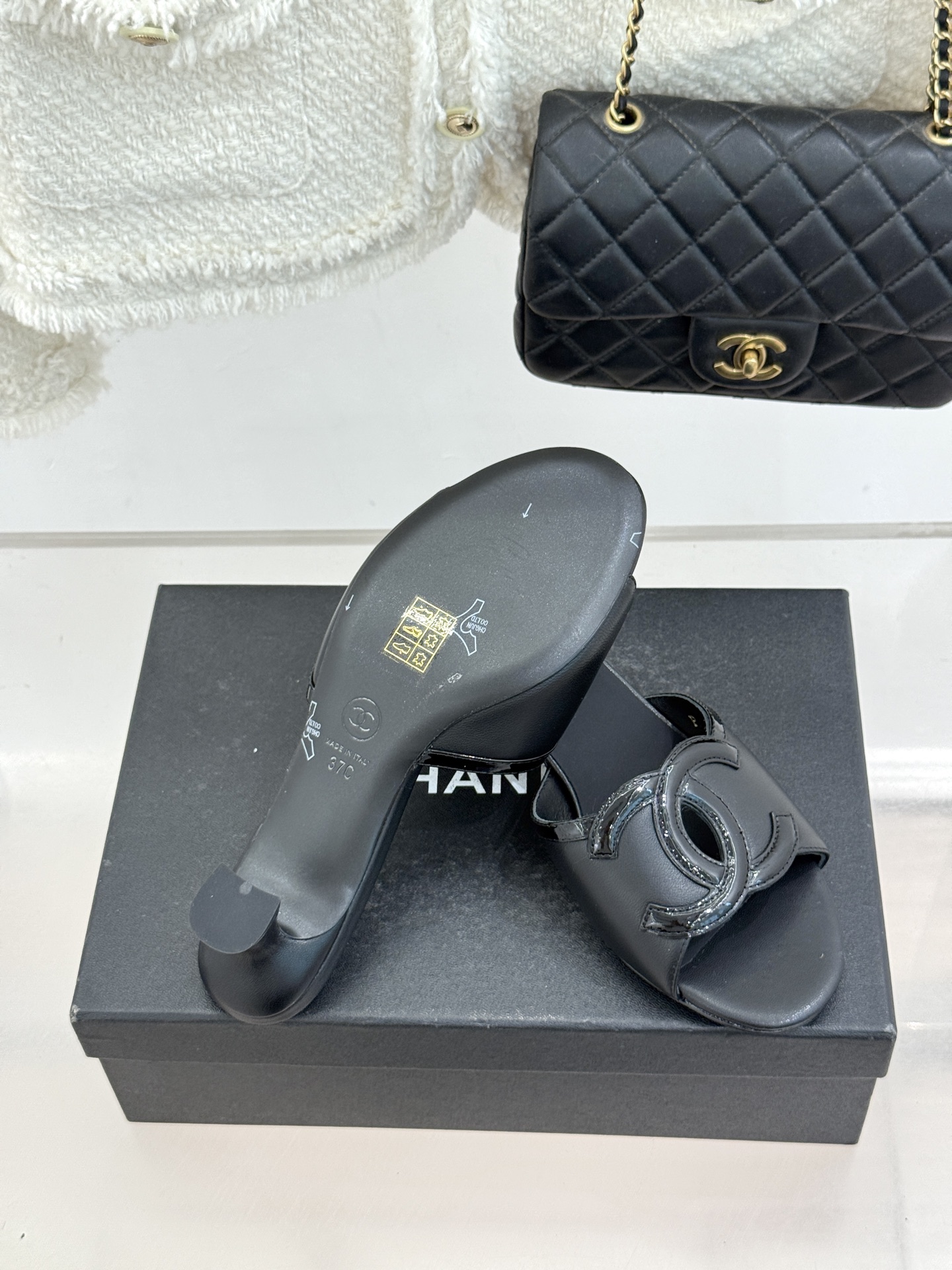 CHANE* ｜小香26S大双C镂空珍珠跟拖鞋以极简轮廓重启法式优雅。标志性大双C镂空设计 利落通透光影