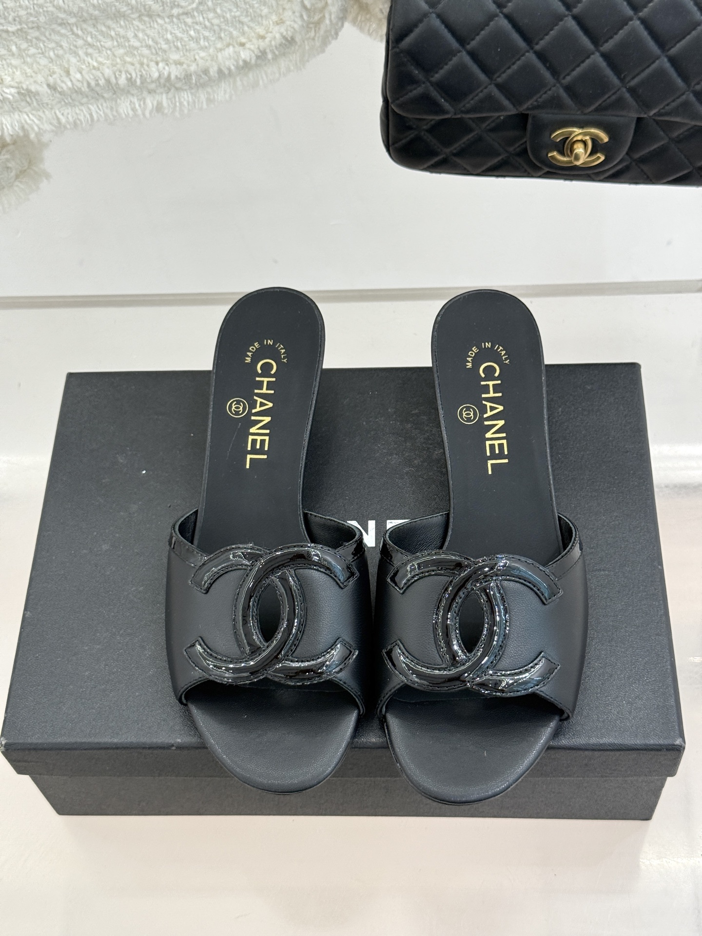 CHANE* ｜小香26S大双C镂空珍珠跟拖鞋以极简轮廓重启法式优雅。标志性大双C镂空设计 利落通透光影