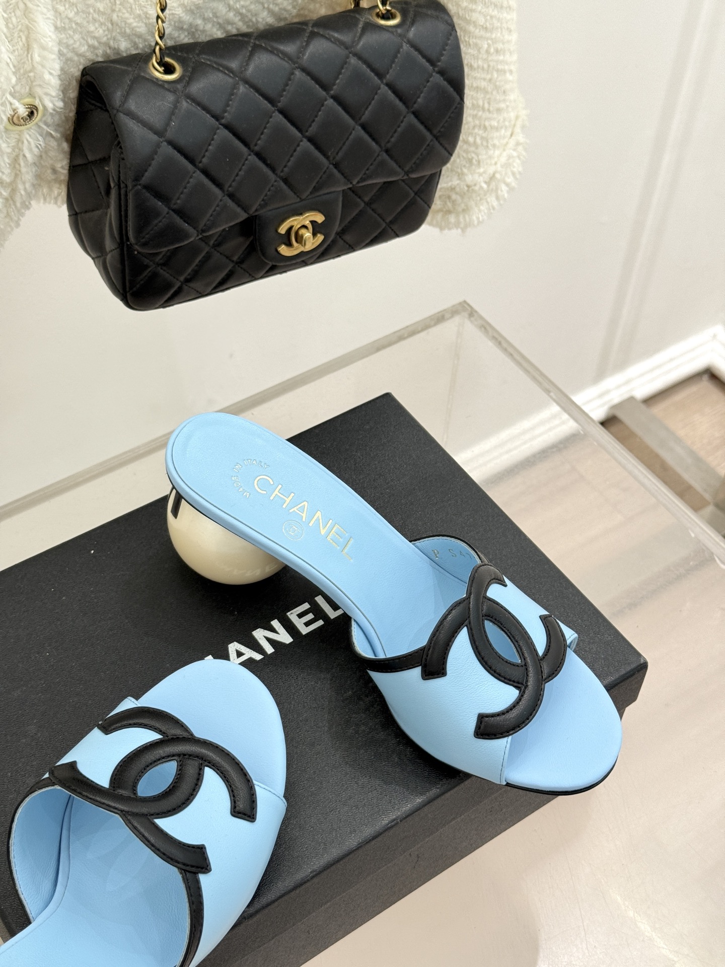 CHANE* ｜小香26S大双C镂空珍珠跟拖鞋以极简轮廓重启法式优雅。标志性大双C镂空设计 利落通透光影