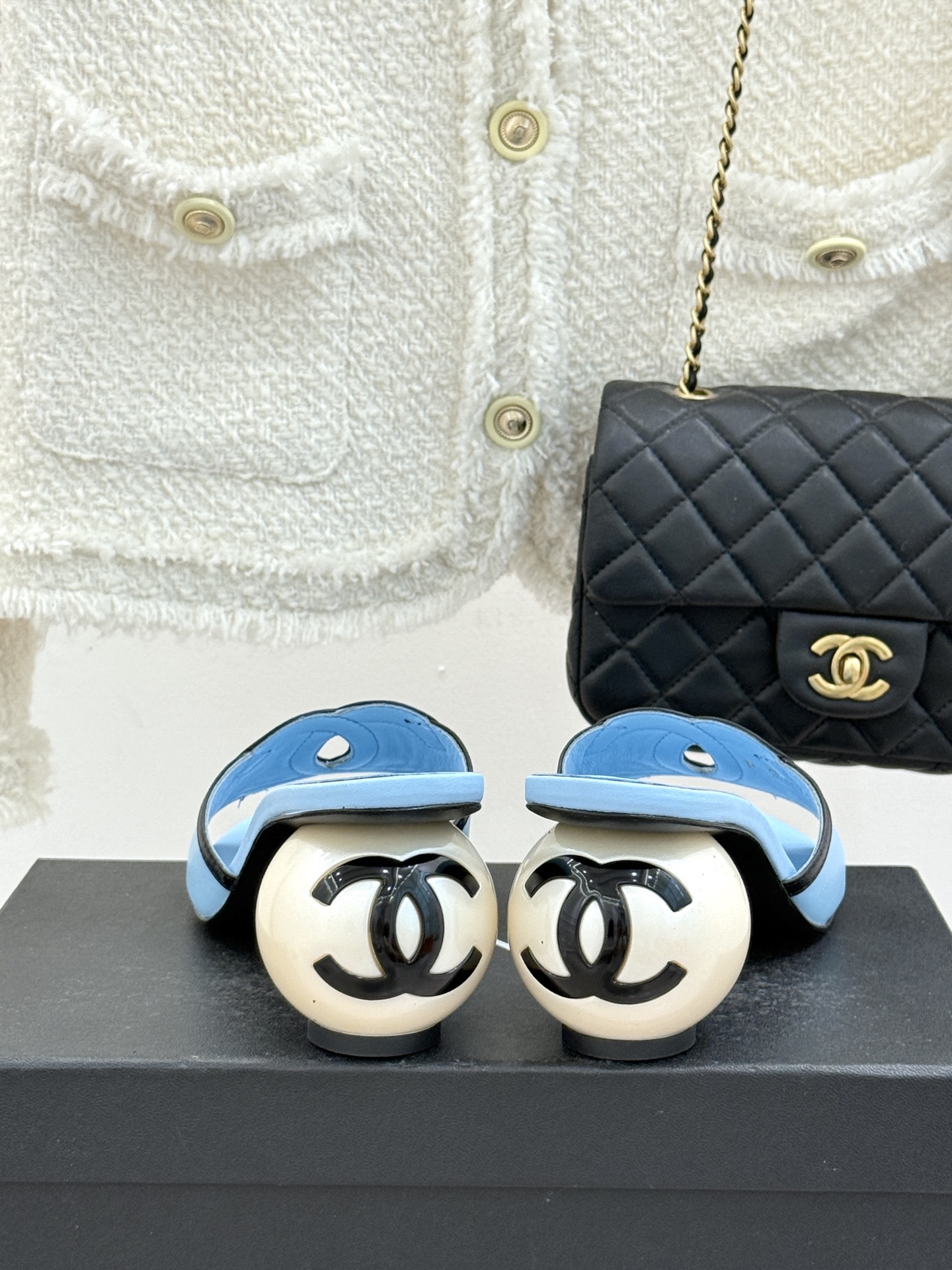 CHANE* ｜小香26S大双C镂空珍珠跟拖鞋以极简轮廓重启法式优雅。标志性大双C镂空设计 利落通透光影