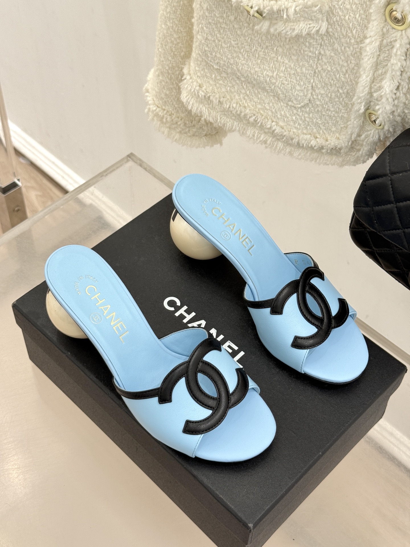 CHANE* ｜小香26S大双C镂空珍珠跟拖鞋以极简轮廓重启法式优雅。标志性大双C镂空设计 利落通透光影