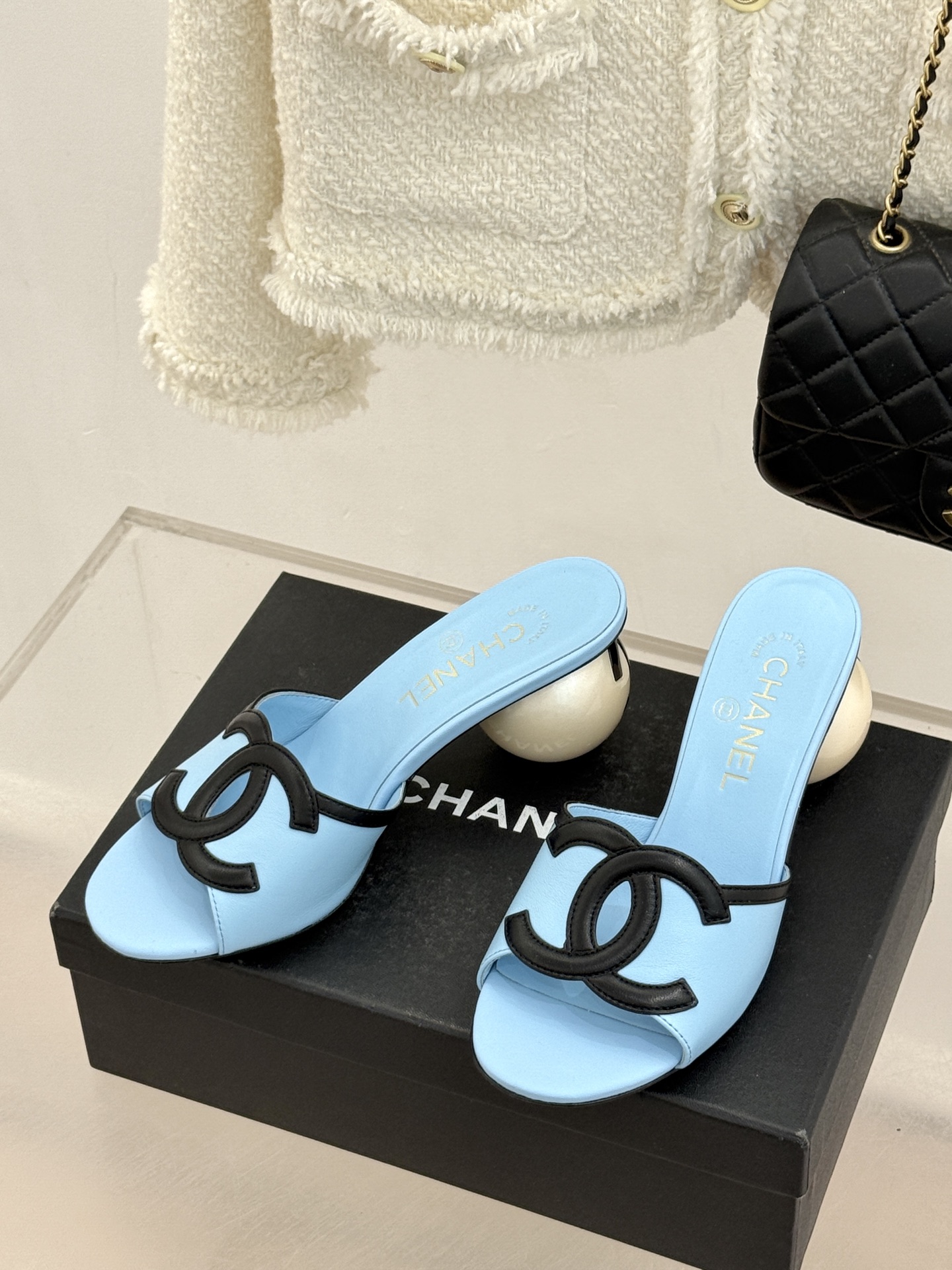 CHANE* ｜小香26S大双C镂空珍珠跟拖鞋以极简轮廓重启法式优雅。标志性大双C镂空设计 利落通透光影