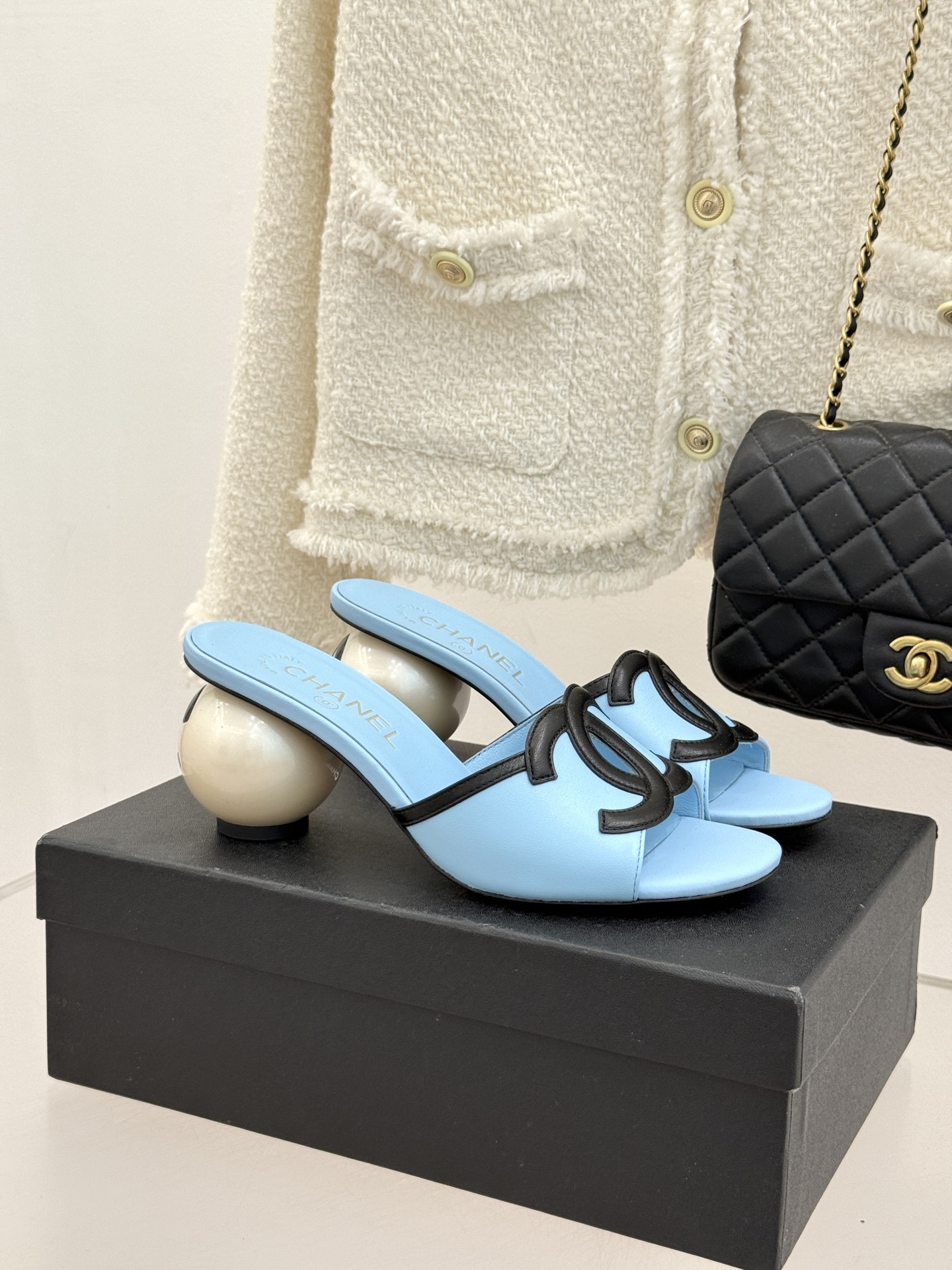 CHANE* ｜小香26S大双C镂空珍珠跟拖鞋以极简轮廓重启法式优雅。标志性大双C镂空设计 利落通透光影