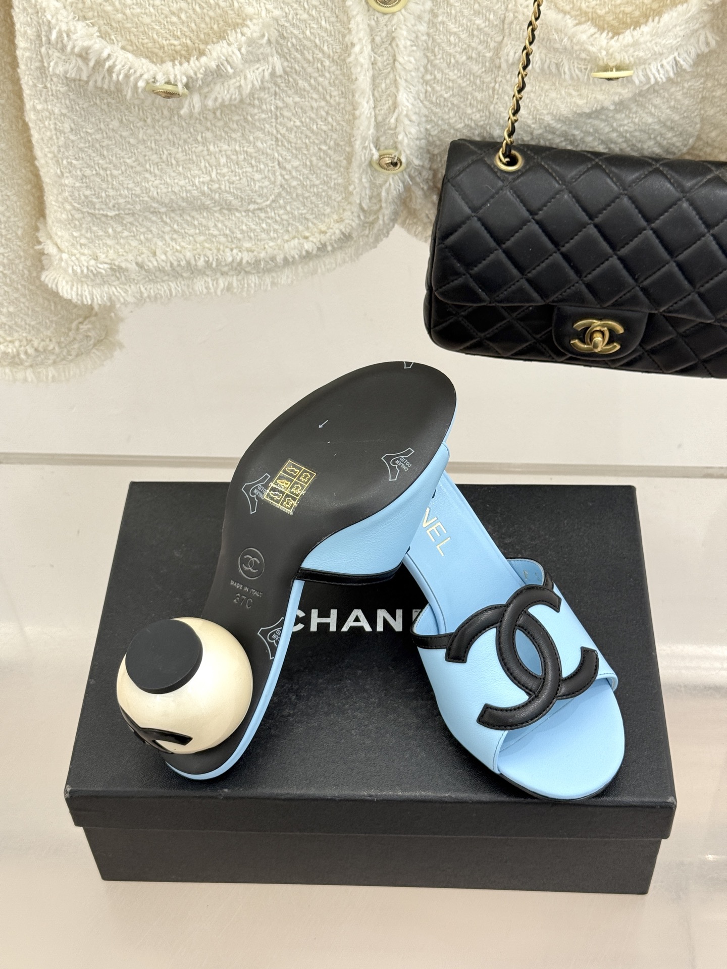 CHANE* ｜小香26S大双C镂空珍珠跟拖鞋以极简轮廓重启法式优雅。标志性大双C镂空设计 利落通透光影