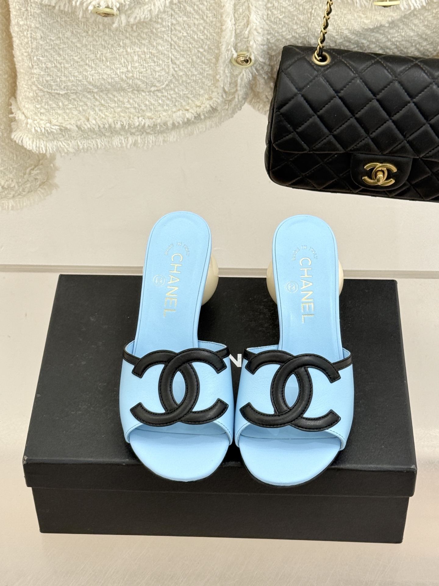 CHANE* ｜小香26S大双C镂空珍珠跟拖鞋以极简轮廓重启法式优雅。标志性大双C镂空设计 利落通透光影