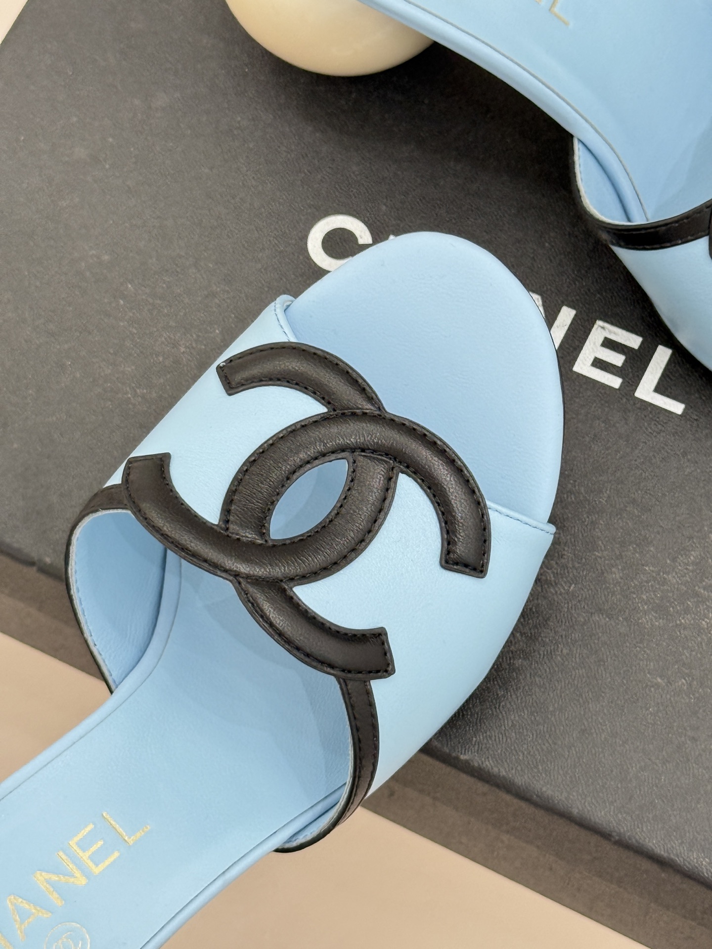 CHANE* ｜小香26S大双C镂空珍珠跟拖鞋以极简轮廓重启法式优雅。标志性大双C镂空设计 利落通透光影