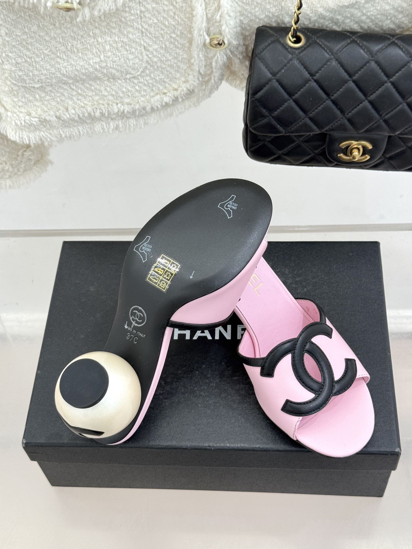 CHANE* ｜小香26S大双C镂空珍珠跟拖鞋以极简轮廓重启法式优雅。标志性大双C镂空设计 利落通透光影