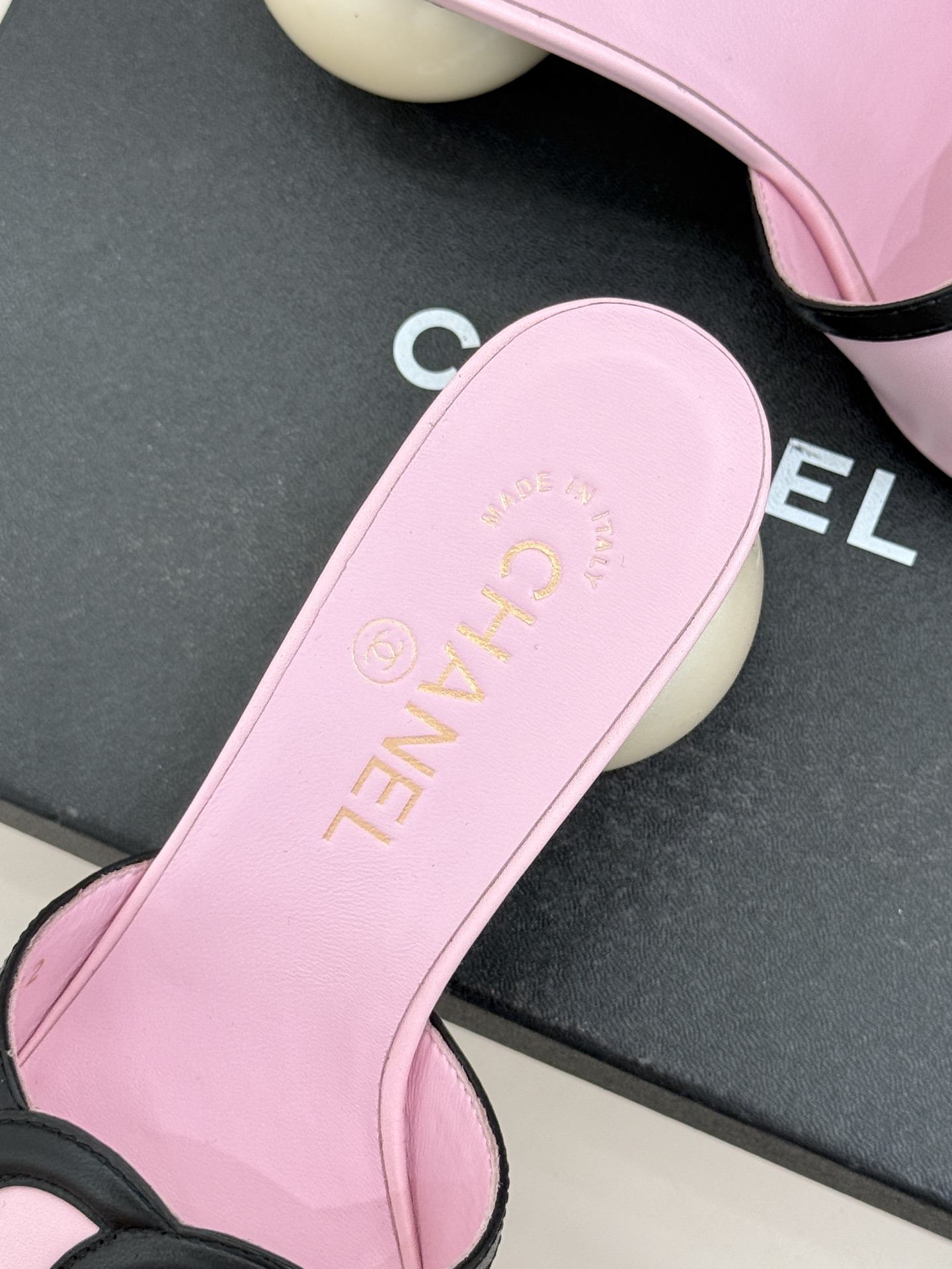 CHANE* ｜小香26S大双C镂空珍珠跟拖鞋以极简轮廓重启法式优雅。标志性大双C镂空设计 利落通透光影