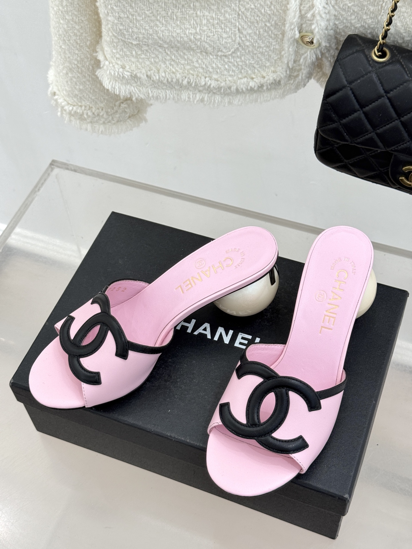 CHANE* ｜小香26S大双C镂空珍珠跟拖鞋以极简轮廓重启法式优雅。标志性大双C镂空设计 利落通透光影