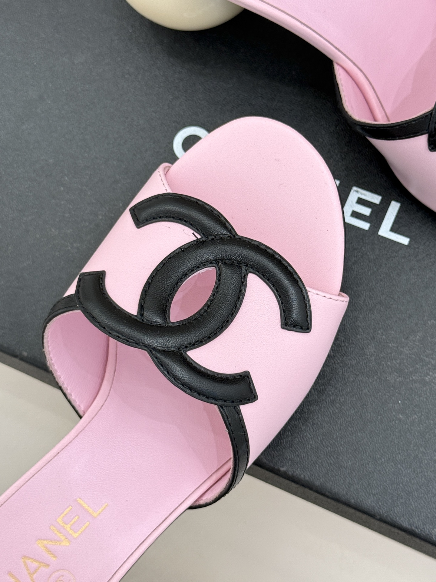 CHANE* ｜小香26S大双C镂空珍珠跟拖鞋以极简轮廓重启法式优雅。标志性大双C镂空设计 利落通透光影