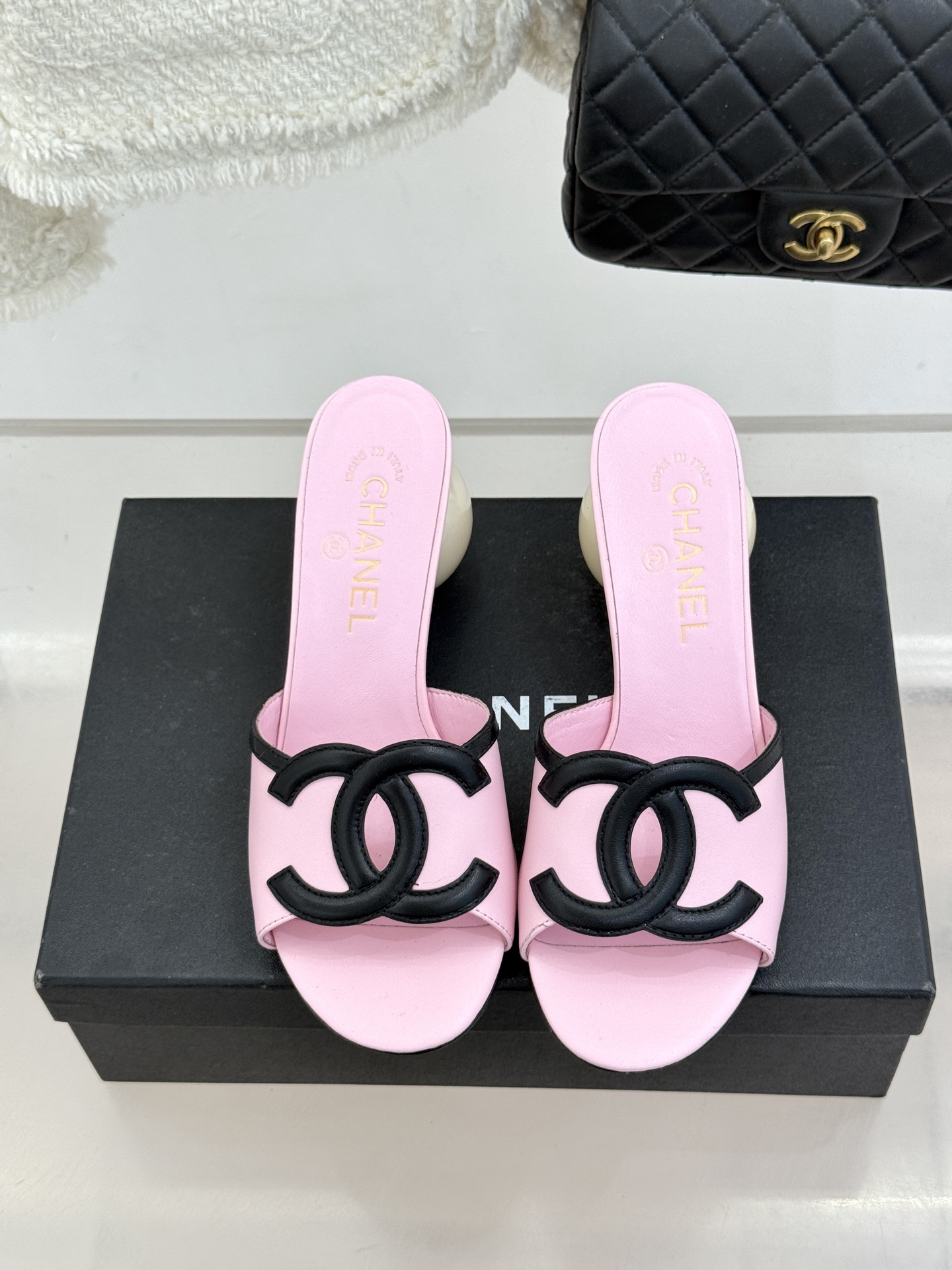 CHANE* ｜小香26S大双C镂空珍珠跟拖鞋以极简轮廓重启法式优雅。标志性大双C镂空设计 利落通透光影