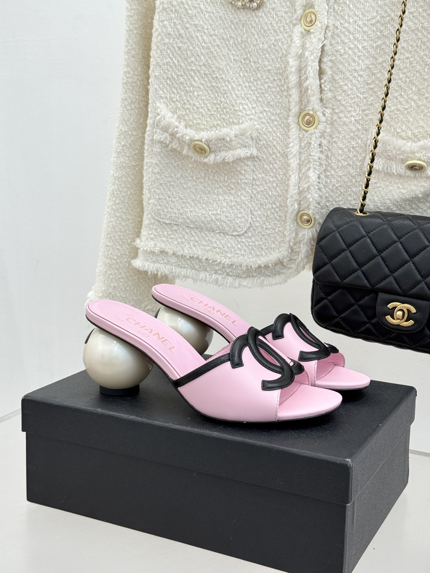 CHANE* ｜小香26S大双C镂空珍珠跟拖鞋以极简轮廓重启法式优雅。标志性大双C镂空设计 利落通透光影