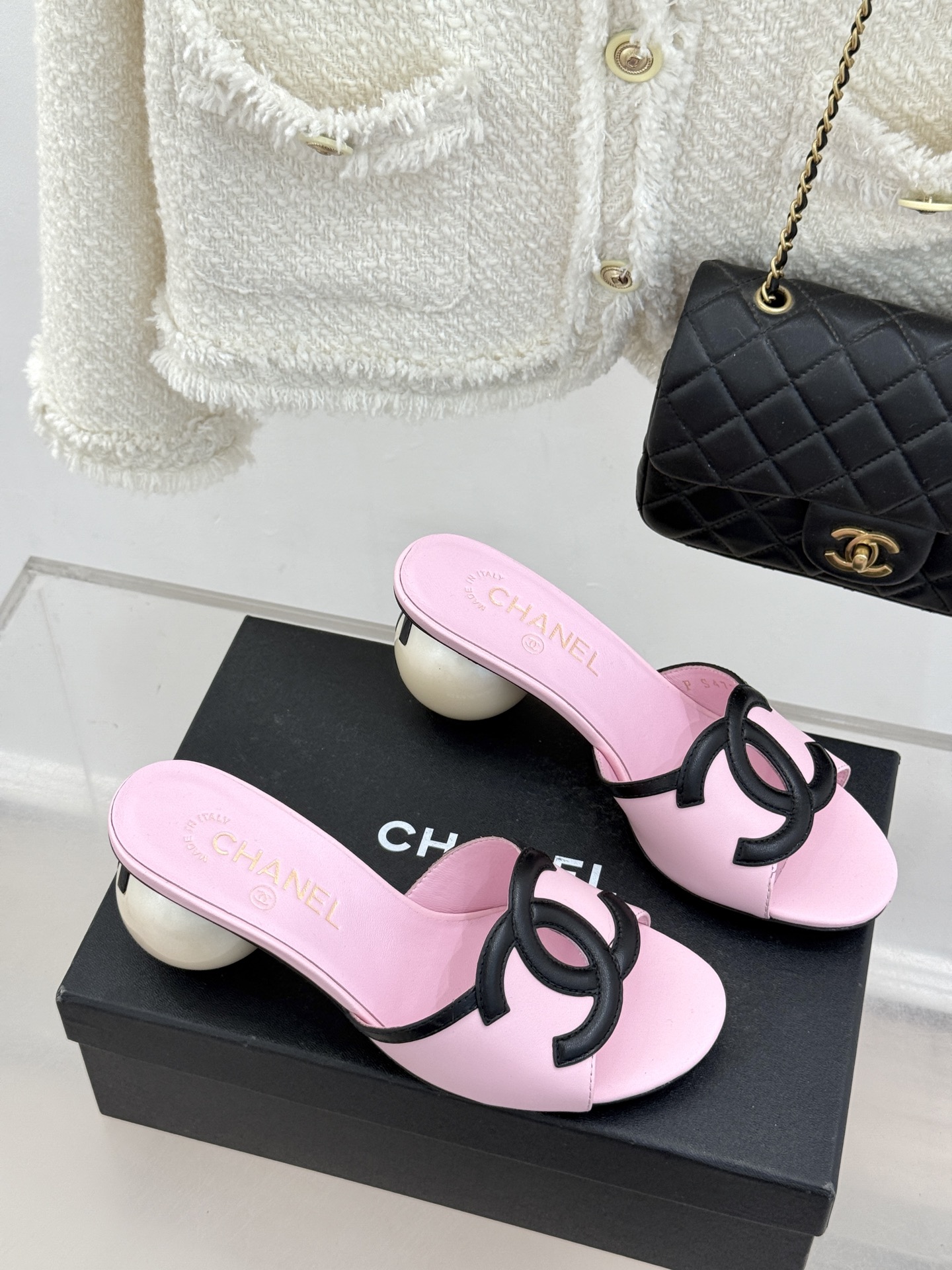 CHANE* ｜小香26S大双C镂空珍珠跟拖鞋以极简轮廓重启法式优雅。标志性大双C镂空设计 利落通透光影