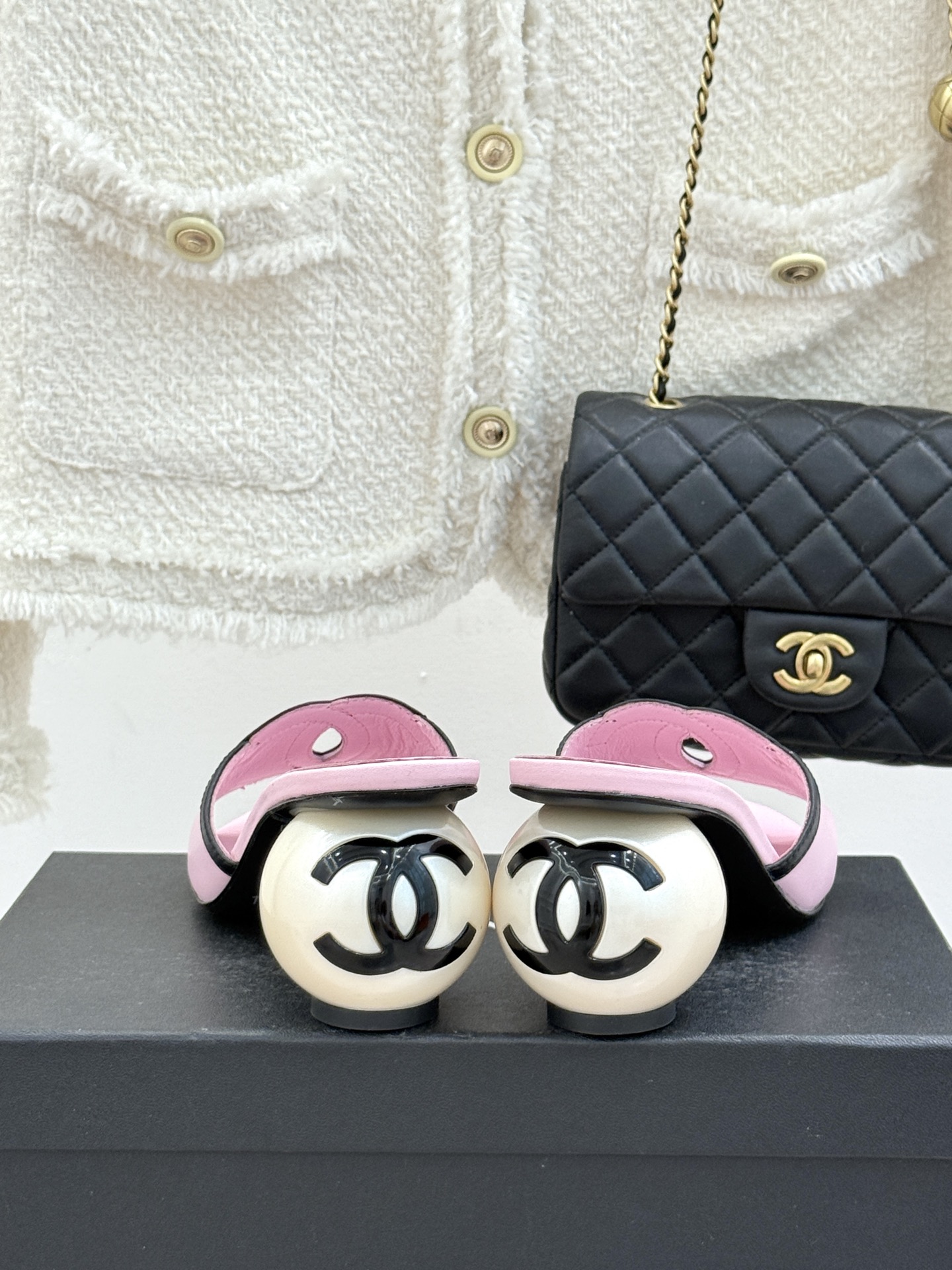 CHANE* ｜小香26S大双C镂空珍珠跟拖鞋以极简轮廓重启法式优雅。标志性大双C镂空设计 利落通透光影