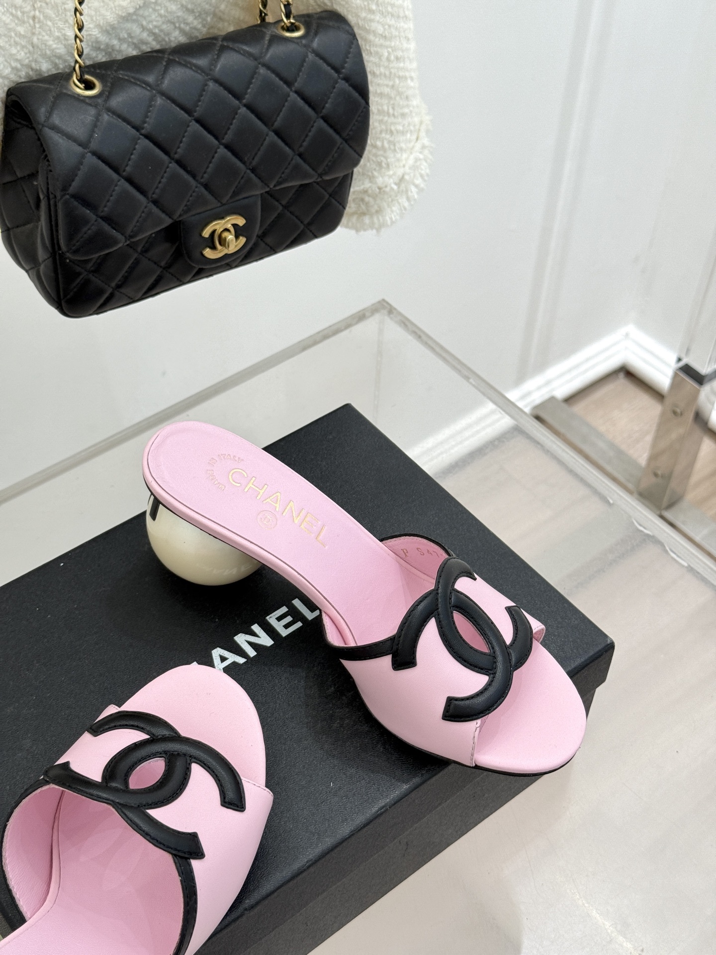 CHANE* ｜小香26S大双C镂空珍珠跟拖鞋以极简轮廓重启法式优雅。标志性大双C镂空设计 利落通透光影