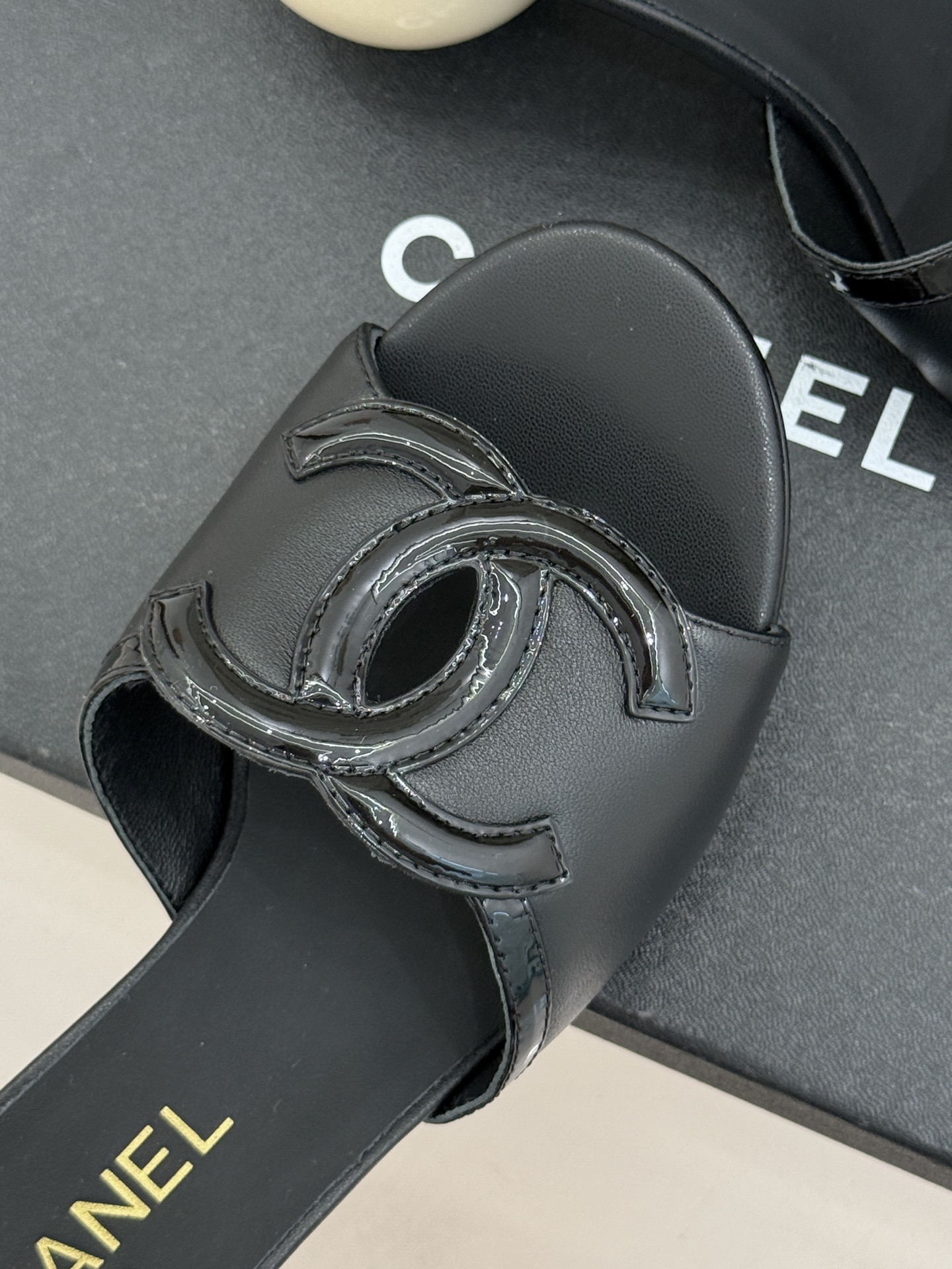 CHANE* ｜小香26S大双C镂空珍珠跟拖鞋以极简轮廓重启法式优雅。标志性大双C镂空设计 利落通透光影