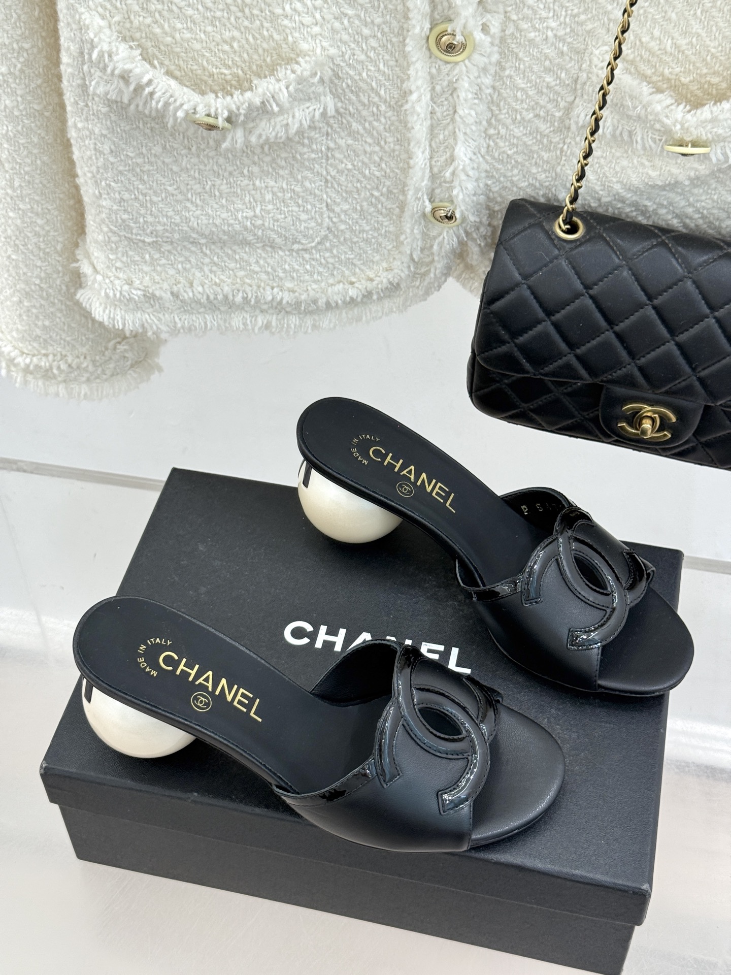 CHANE* ｜小香26S大双C镂空珍珠跟拖鞋以极简轮廓重启法式优雅。标志性大双C镂空设计 利落通透光影