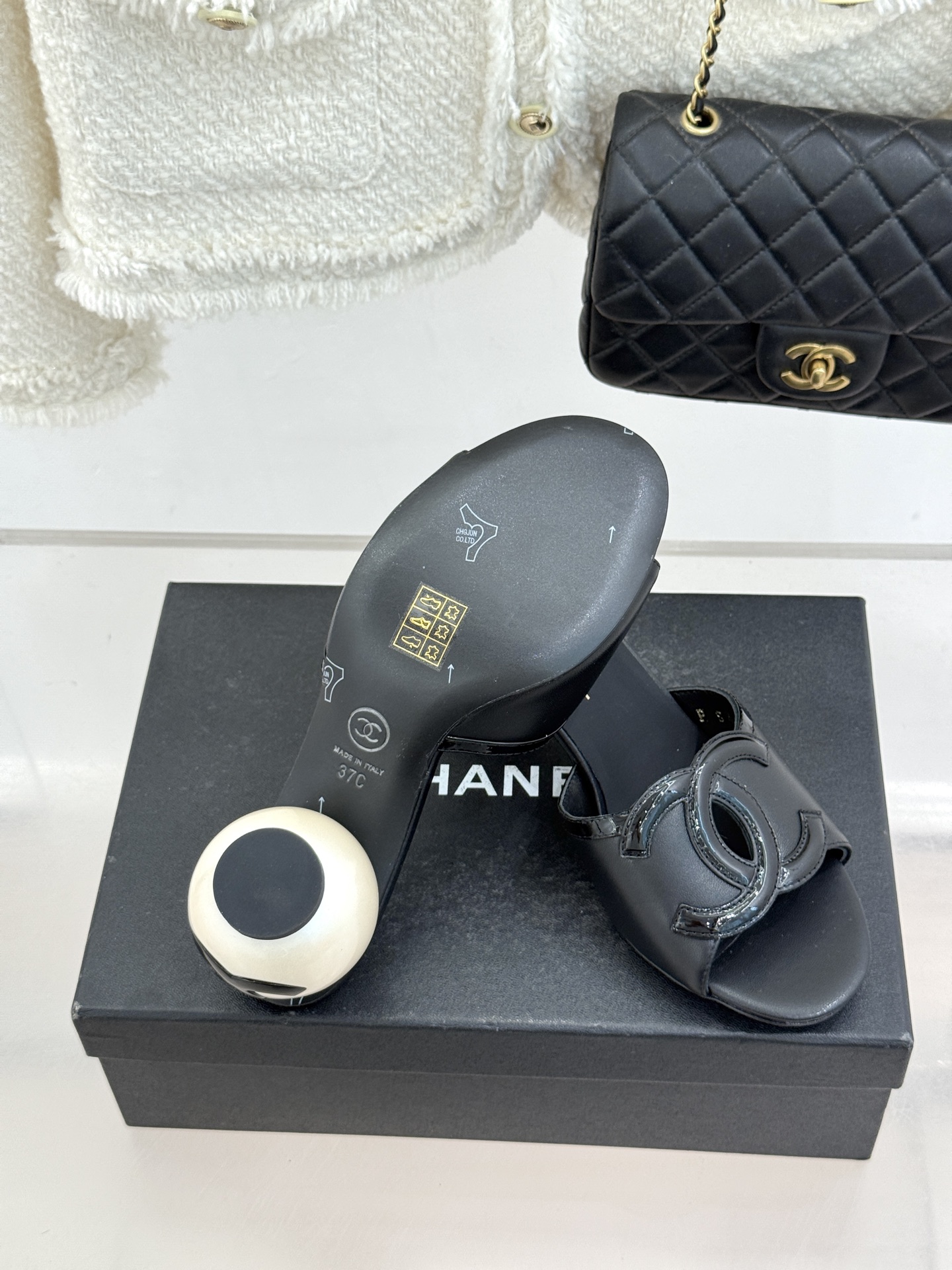 CHANE* ｜小香26S大双C镂空珍珠跟拖鞋以极简轮廓重启法式优雅。标志性大双C镂空设计 利落通透光影