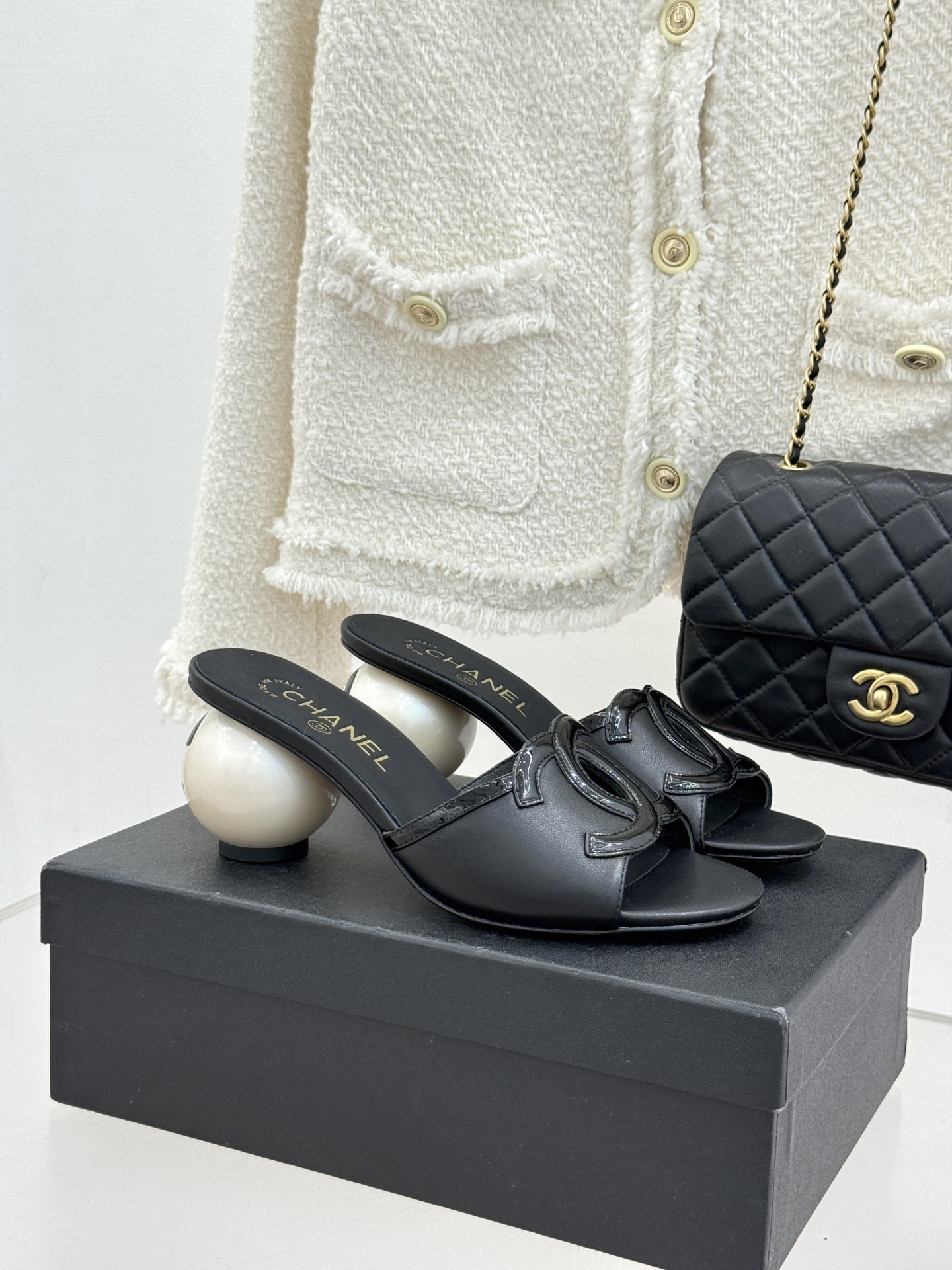 CHANE* ｜小香26S大双C镂空珍珠跟拖鞋以极简轮廓重启法式优雅。标志性大双C镂空设计 利落通透光影