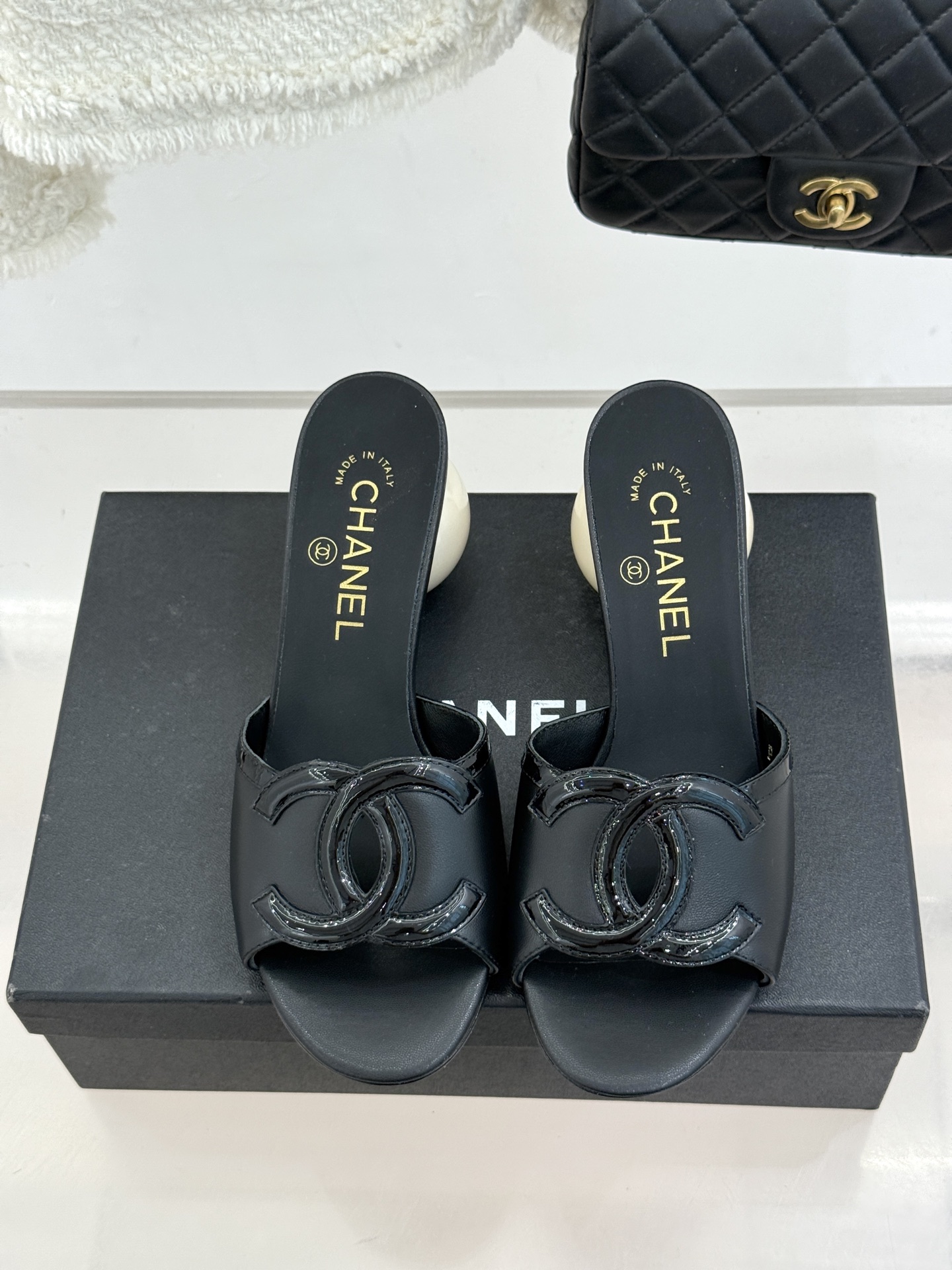 CHANE* ｜小香26S大双C镂空珍珠跟拖鞋以极简轮廓重启法式优雅。标志性大双C镂空设计 利落通透光影