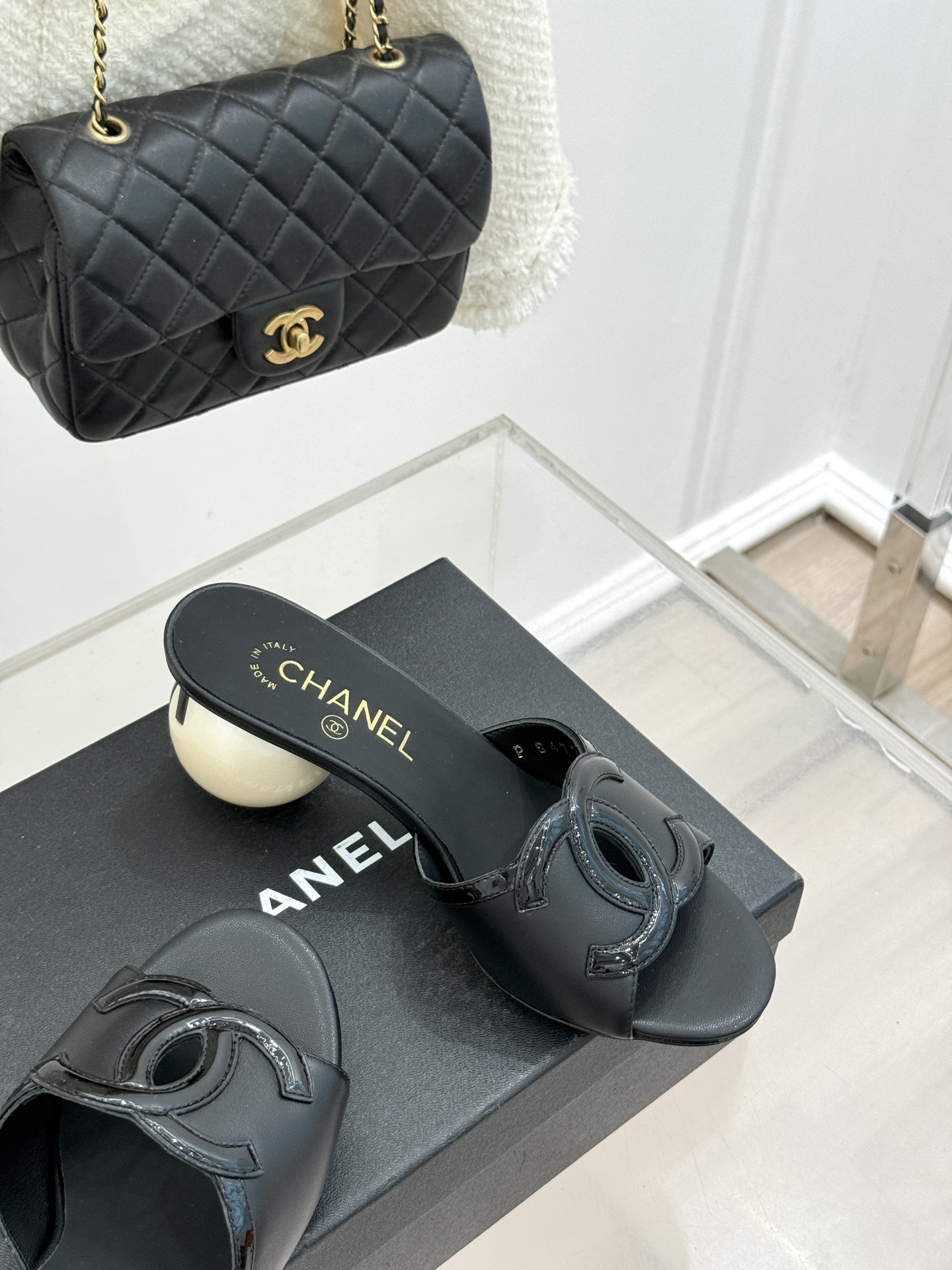 CHANE* ｜小香26S大双C镂空珍珠跟拖鞋以极简轮廓重启法式优雅。标志性大双C镂空设计 利落通透光影