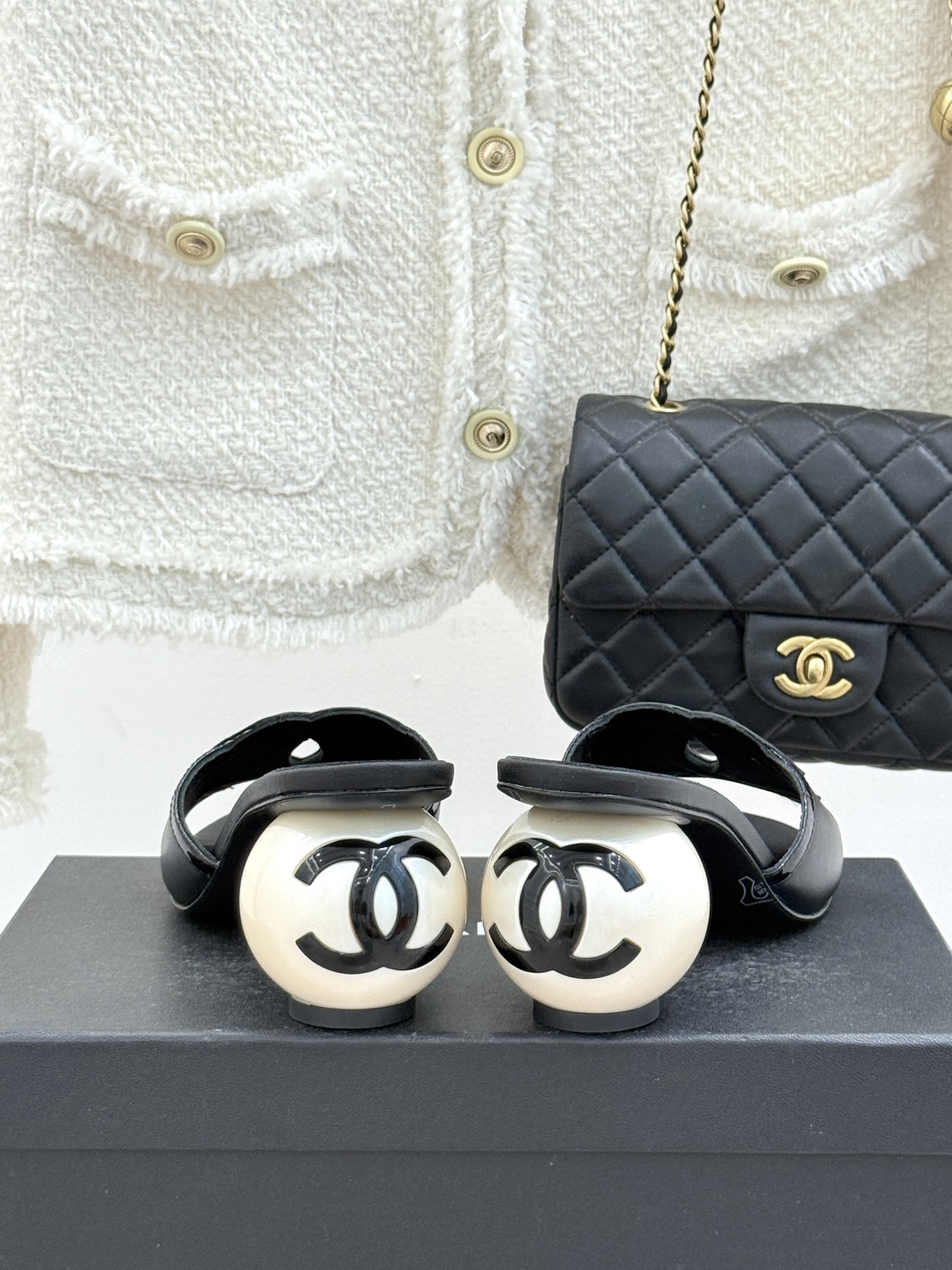 CHANE* ｜小香26S大双C镂空珍珠跟拖鞋以极简轮廓重启法式优雅。标志性大双C镂空设计 利落通透光影