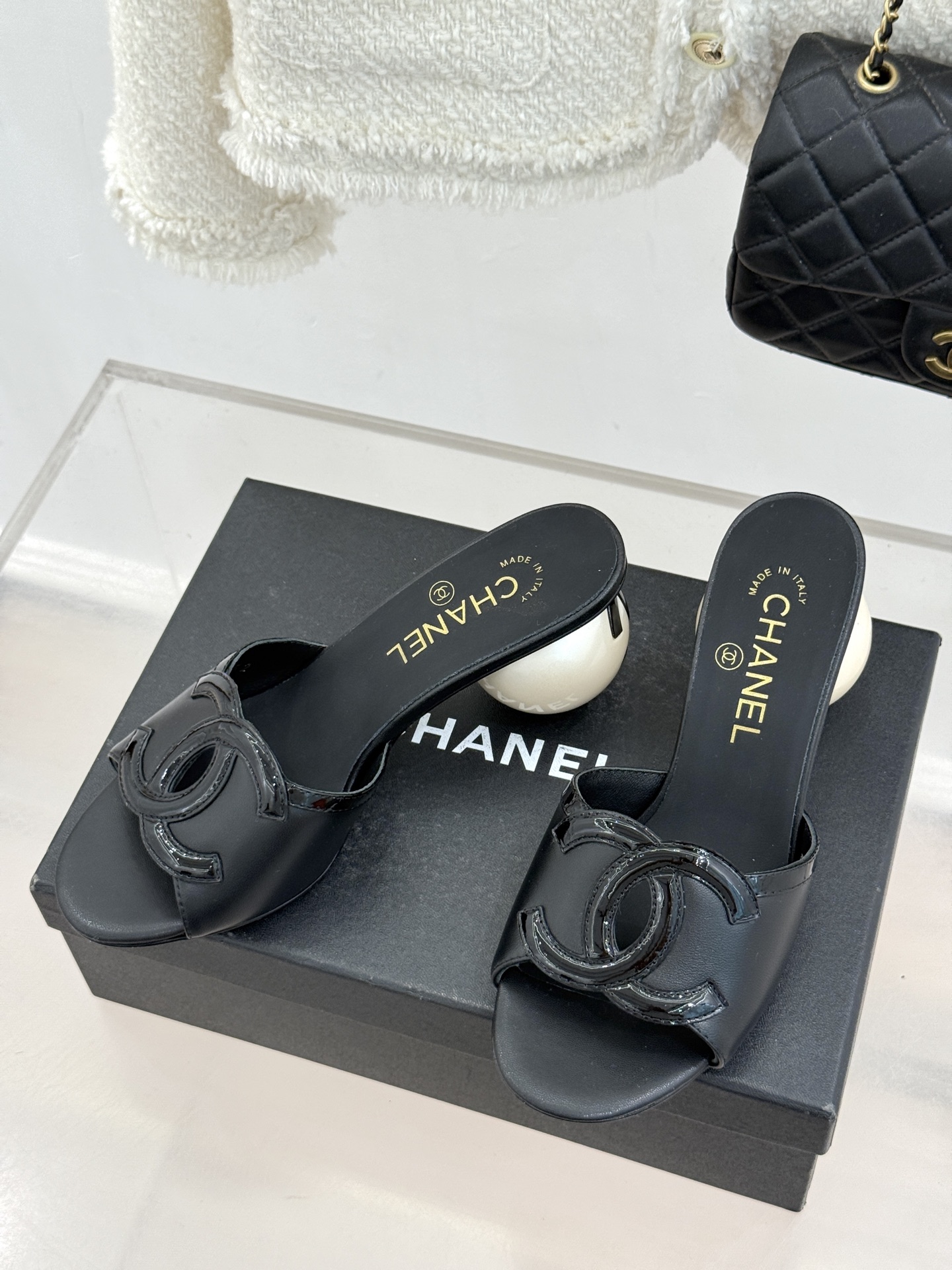 CHANE* ｜小香26S大双C镂空珍珠跟拖鞋以极简轮廓重启法式优雅。标志性大双C镂空设计 利落通透光影