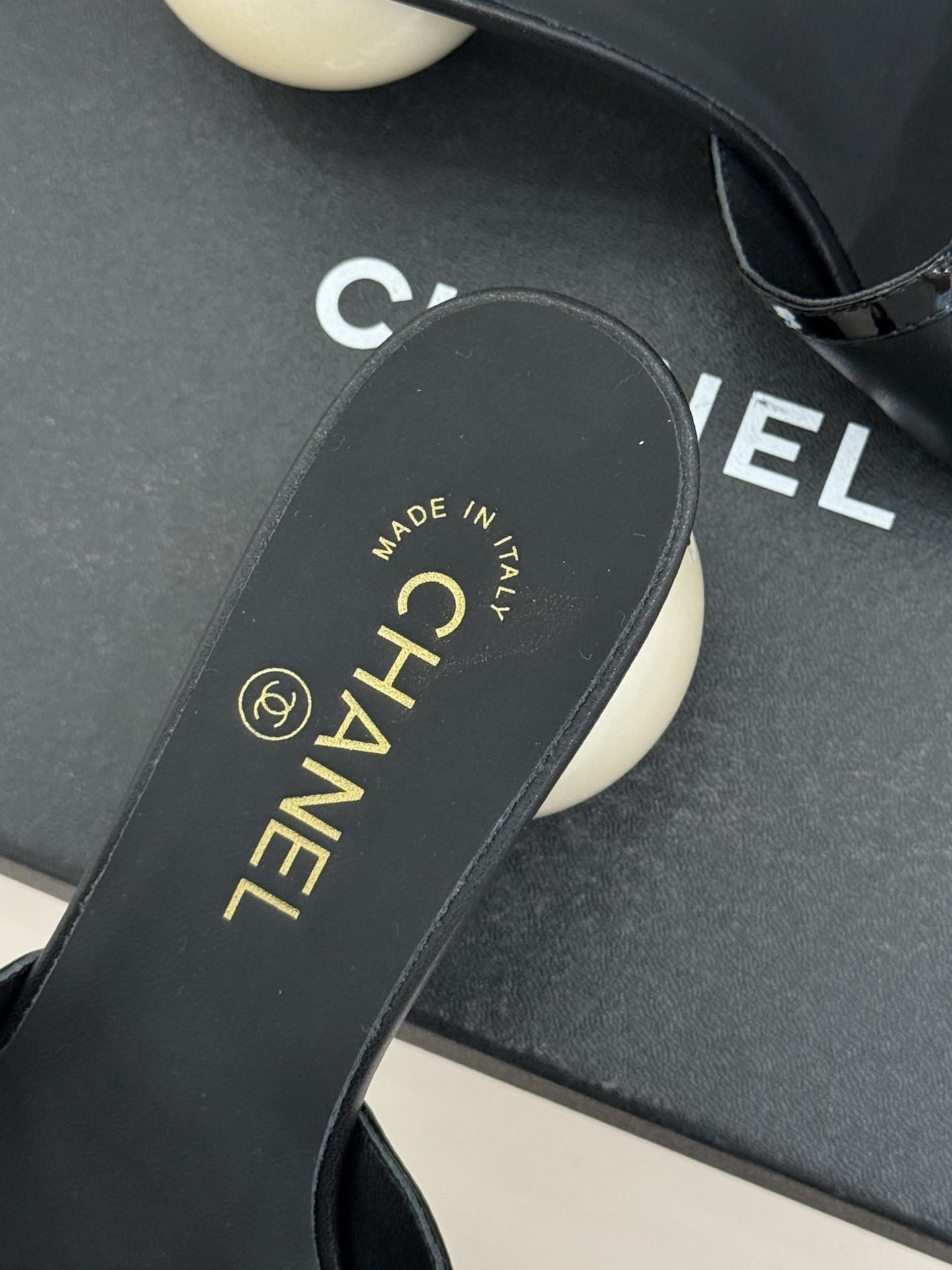 CHANE* ｜小香26S大双C镂空珍珠跟拖鞋以极简轮廓重启法式优雅。标志性大双C镂空设计 利落通透光影