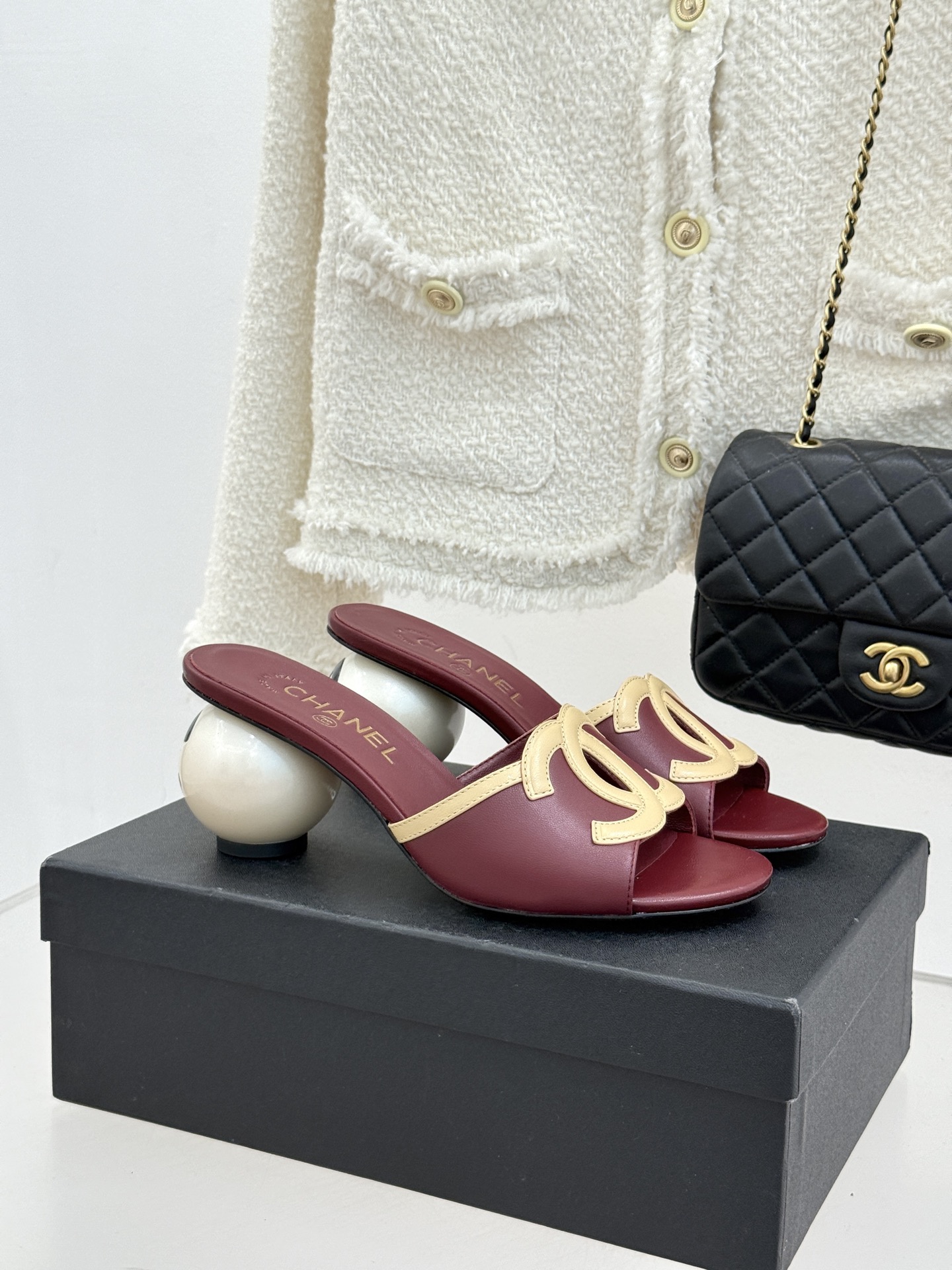 CHANE* ｜小香26S大双C镂空珍珠跟拖鞋以极简轮廓重启法式优雅。标志性大双C镂空设计 利落通透光影