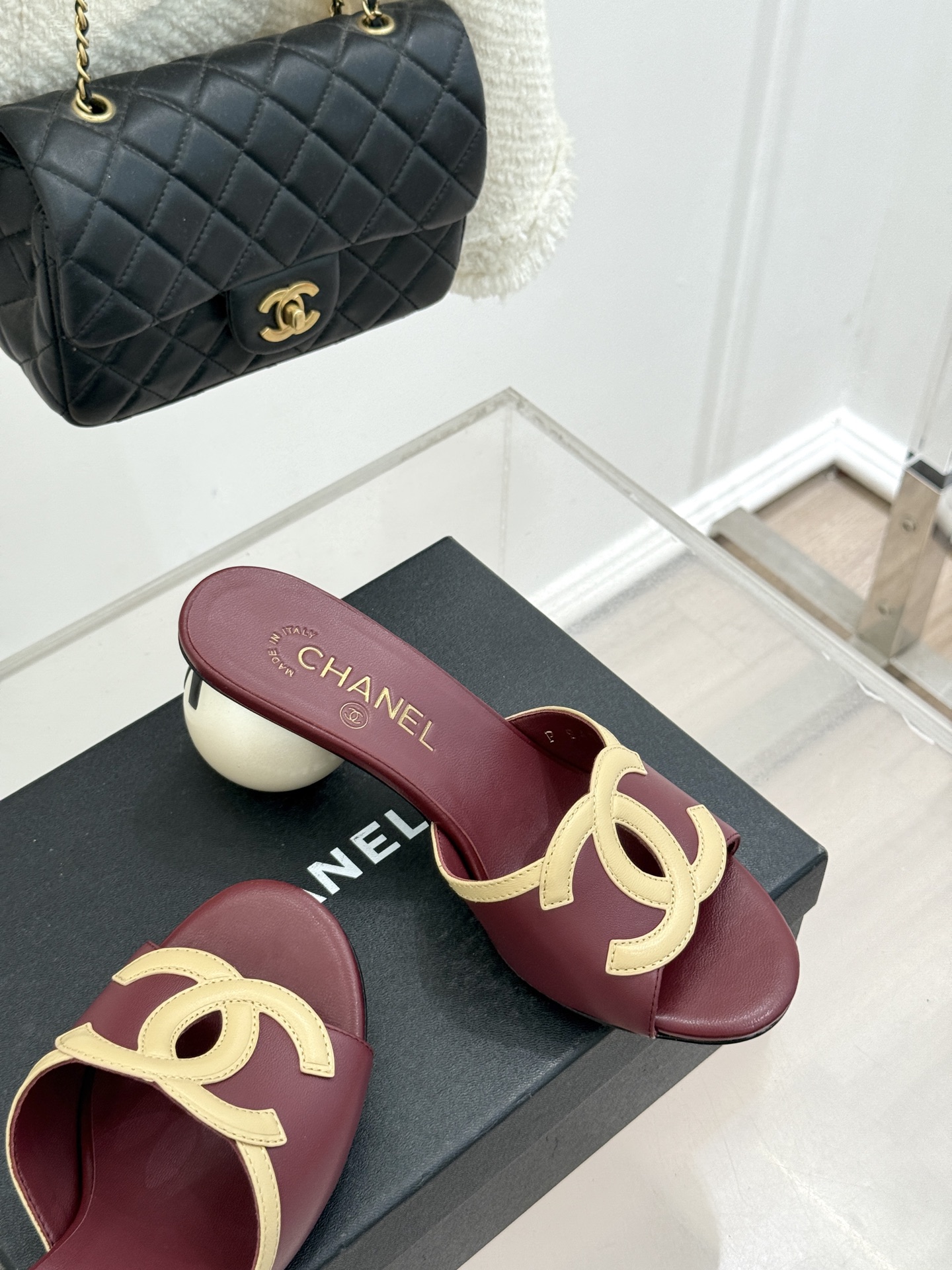 CHANE* ｜小香26S大双C镂空珍珠跟拖鞋以极简轮廓重启法式优雅。标志性大双C镂空设计 利落通透光影