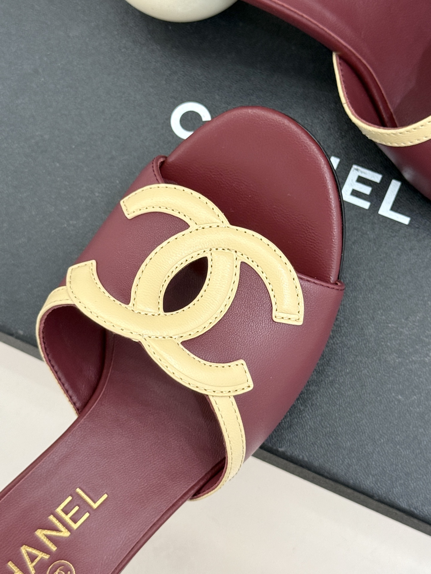 CHANE* ｜小香26S大双C镂空珍珠跟拖鞋以极简轮廓重启法式优雅。标志性大双C镂空设计 利落通透光影