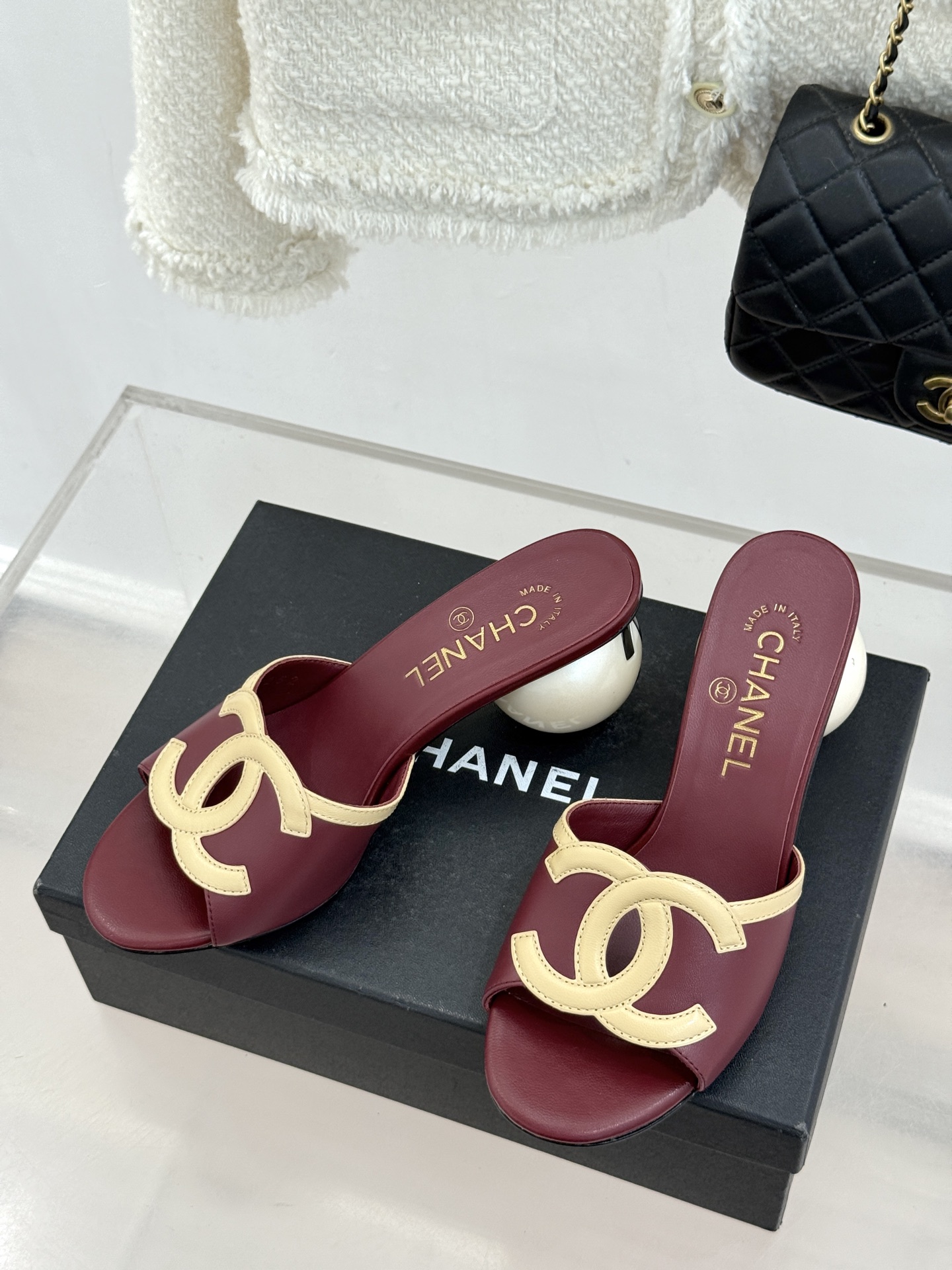 CHANE* ｜小香26S大双C镂空珍珠跟拖鞋以极简轮廓重启法式优雅。标志性大双C镂空设计 利落通透光影