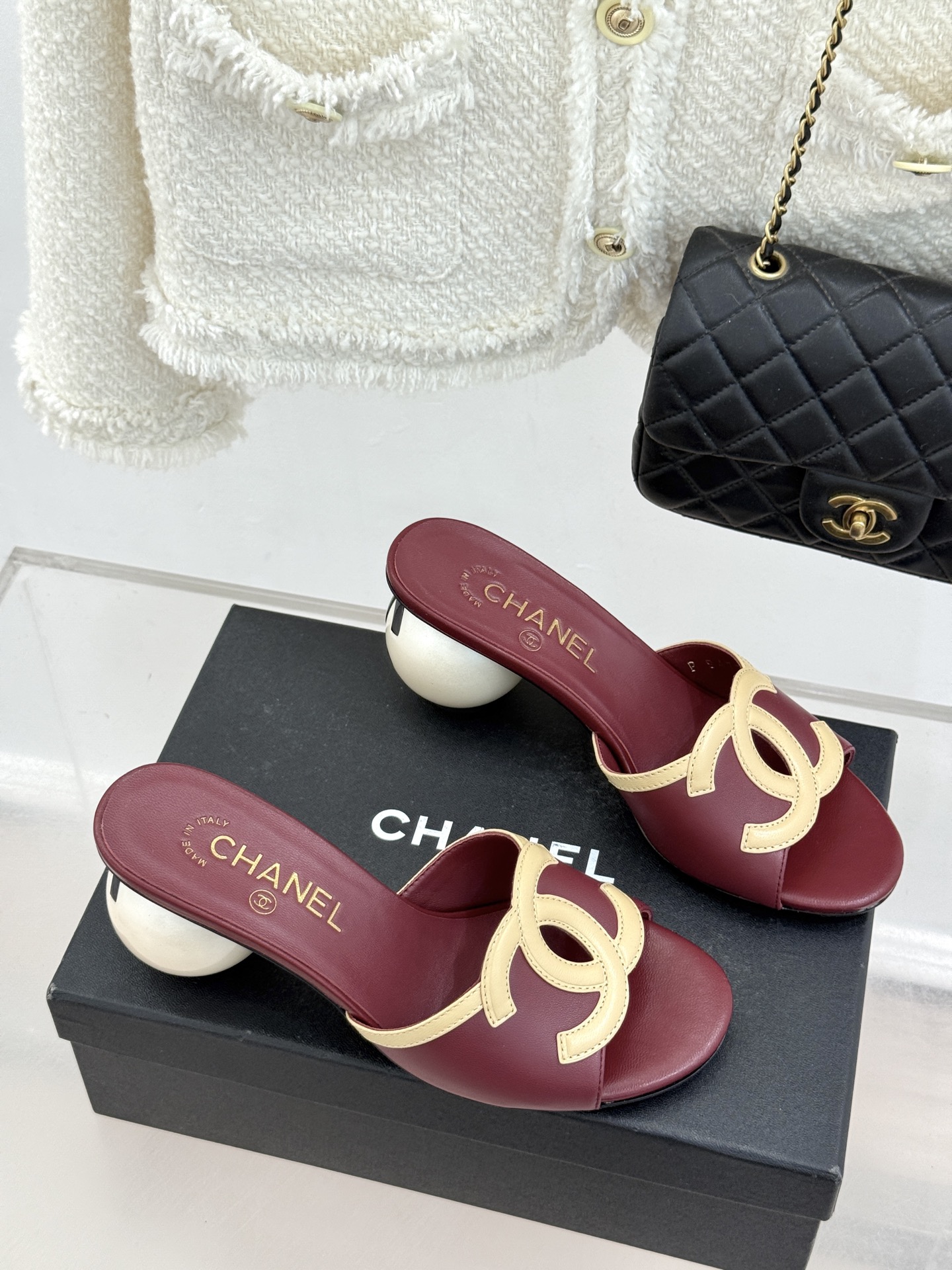 CHANE* ｜小香26S大双C镂空珍珠跟拖鞋以极简轮廓重启法式优雅。标志性大双C镂空设计 利落通透光影