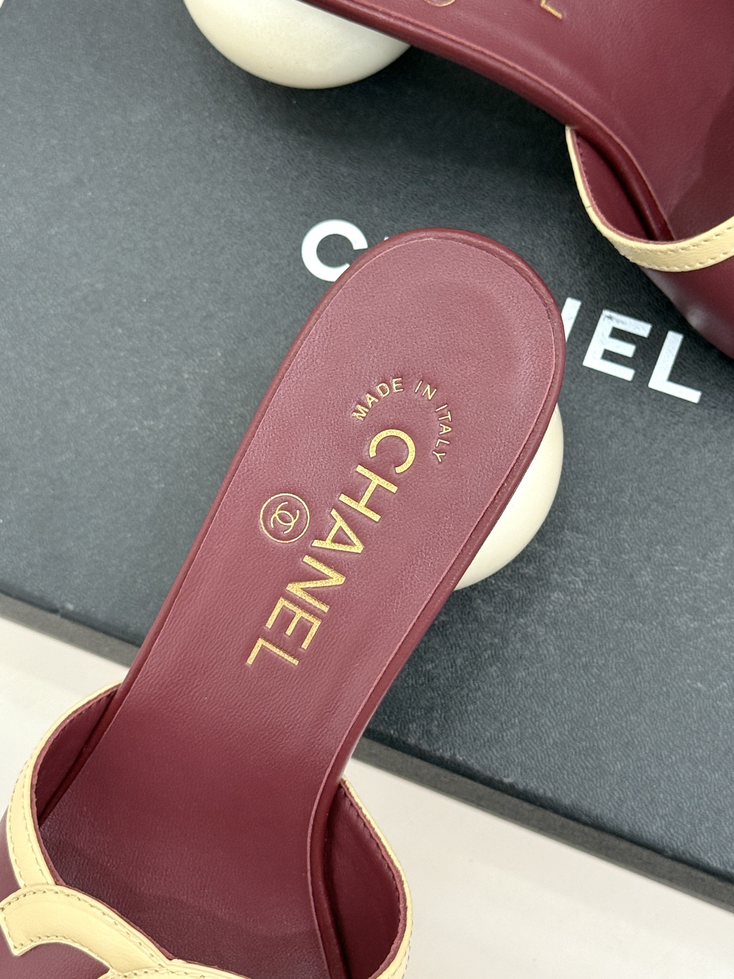 CHANE* ｜小香26S大双C镂空珍珠跟拖鞋以极简轮廓重启法式优雅。标志性大双C镂空设计 利落通透光影